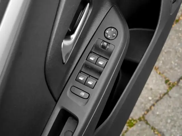 Opel Corsa-E view 12
