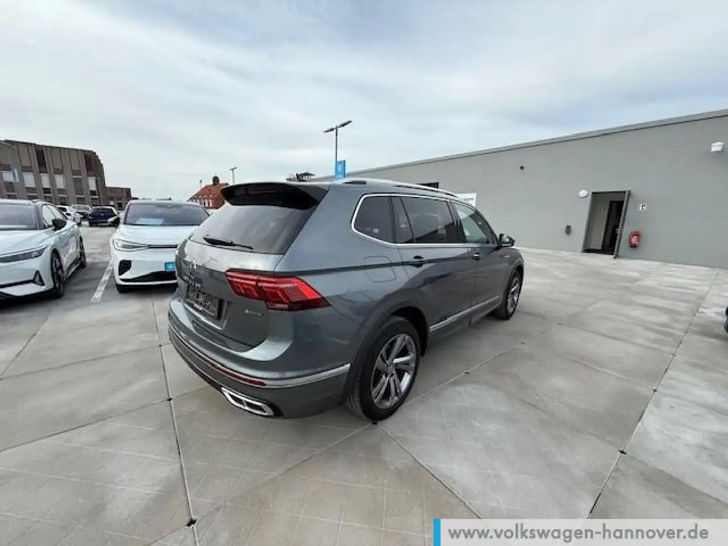 Volkswagen Tiguan Allspace 2.0 TDI 4-Motion R-Line Navi AHK Silber - 2