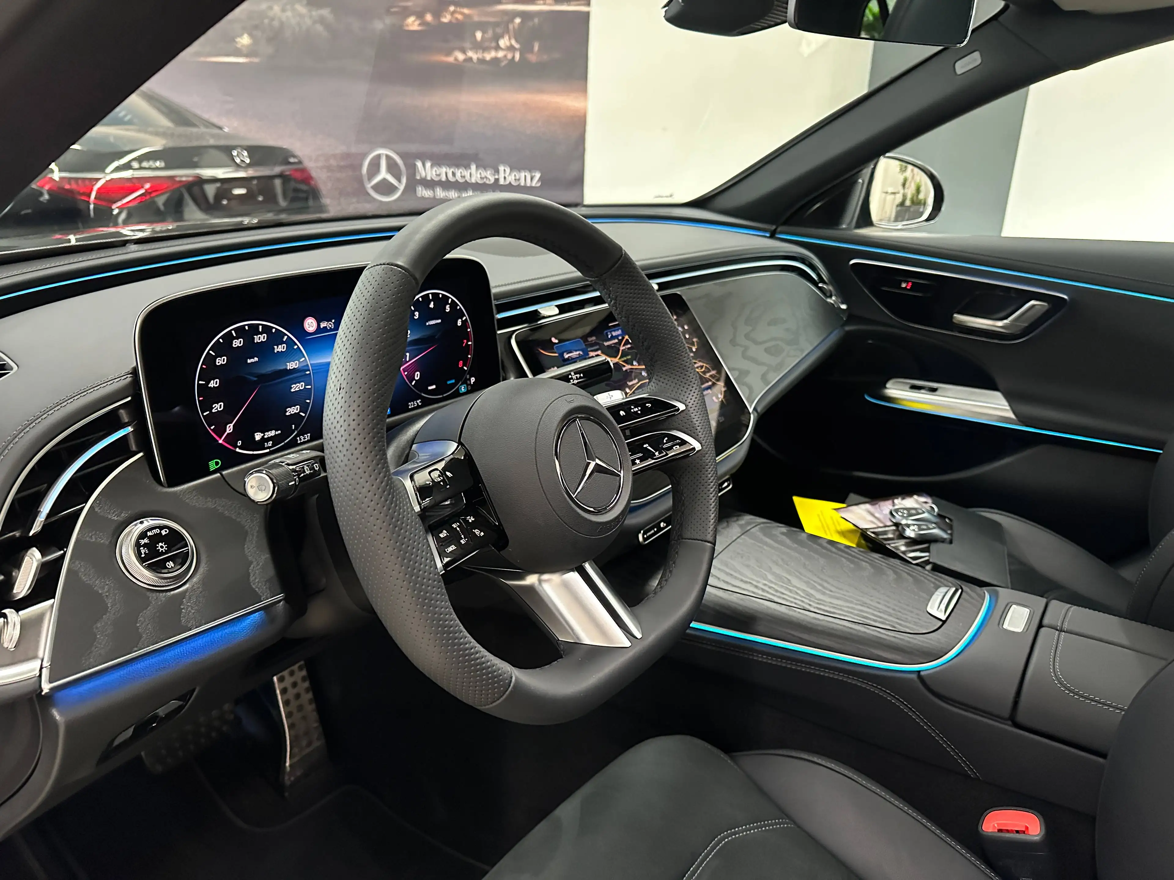 Mercedes-Benz E 200 T AMG Line + NIGHT Paket NAV/LED/AHK/DISTR/TW/SHZ/PTS/SPUR/LMR19" — photo 11