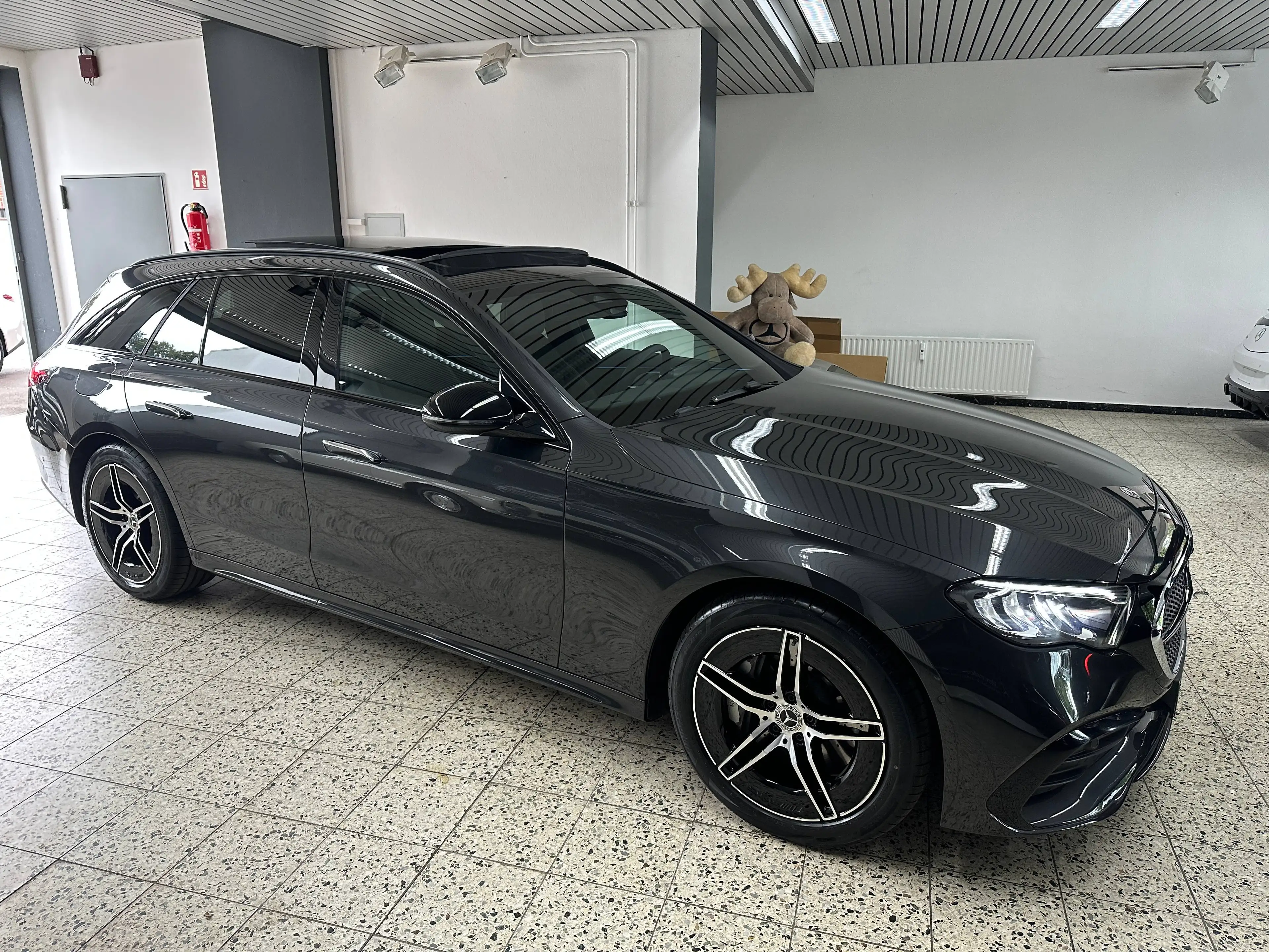 Mercedes-Benz E 200 T AMG Line + NIGHT Paket NAV/LED/AHK/DISTR/TW/SHZ/PTS/SPUR/LMR19" — photo 3