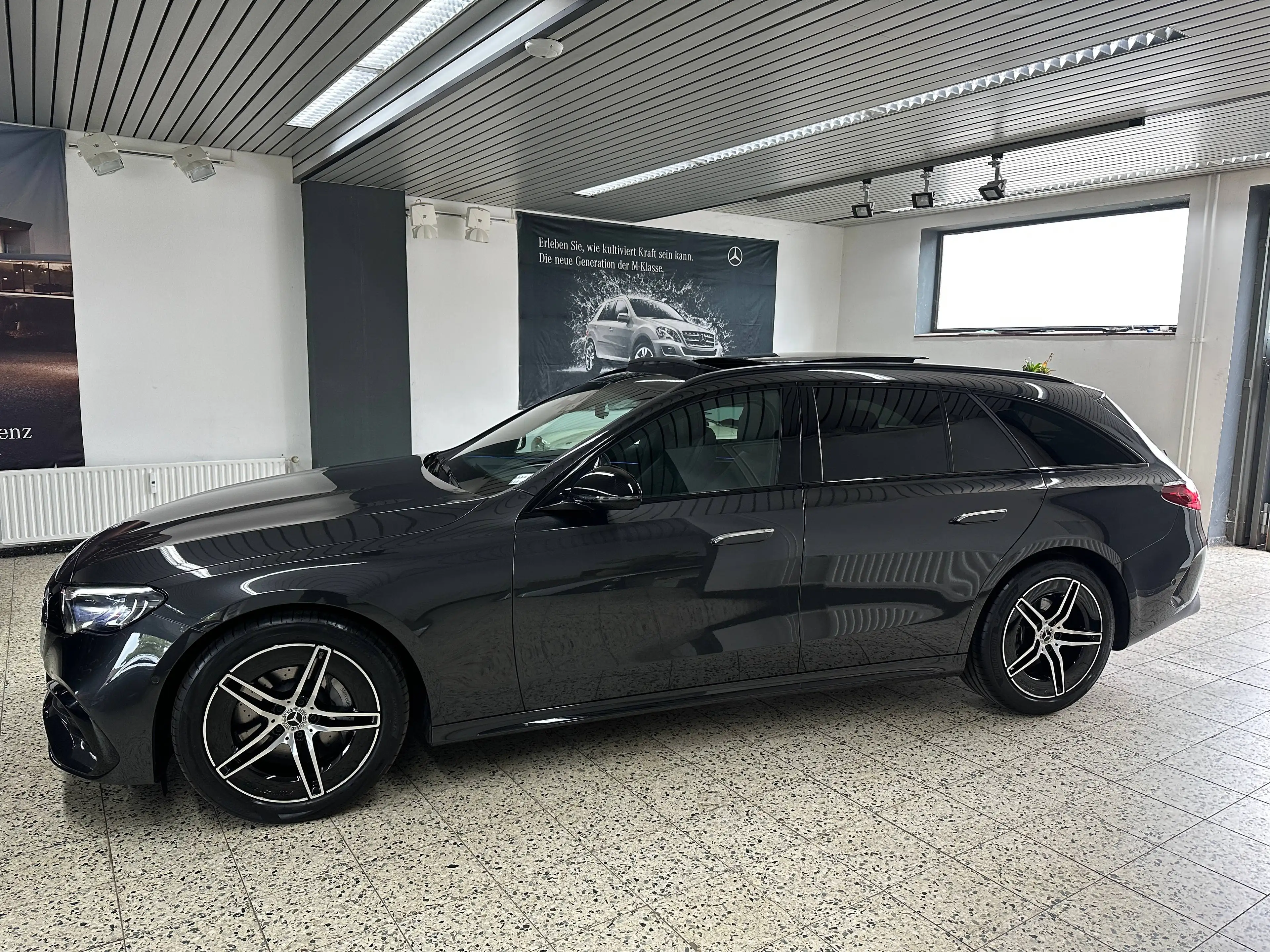 Mercedes-Benz E 200 T AMG Line + NIGHT Paket NAV/LED/AHK/DISTR/TW/SHZ/PTS/SPUR/LMR19"