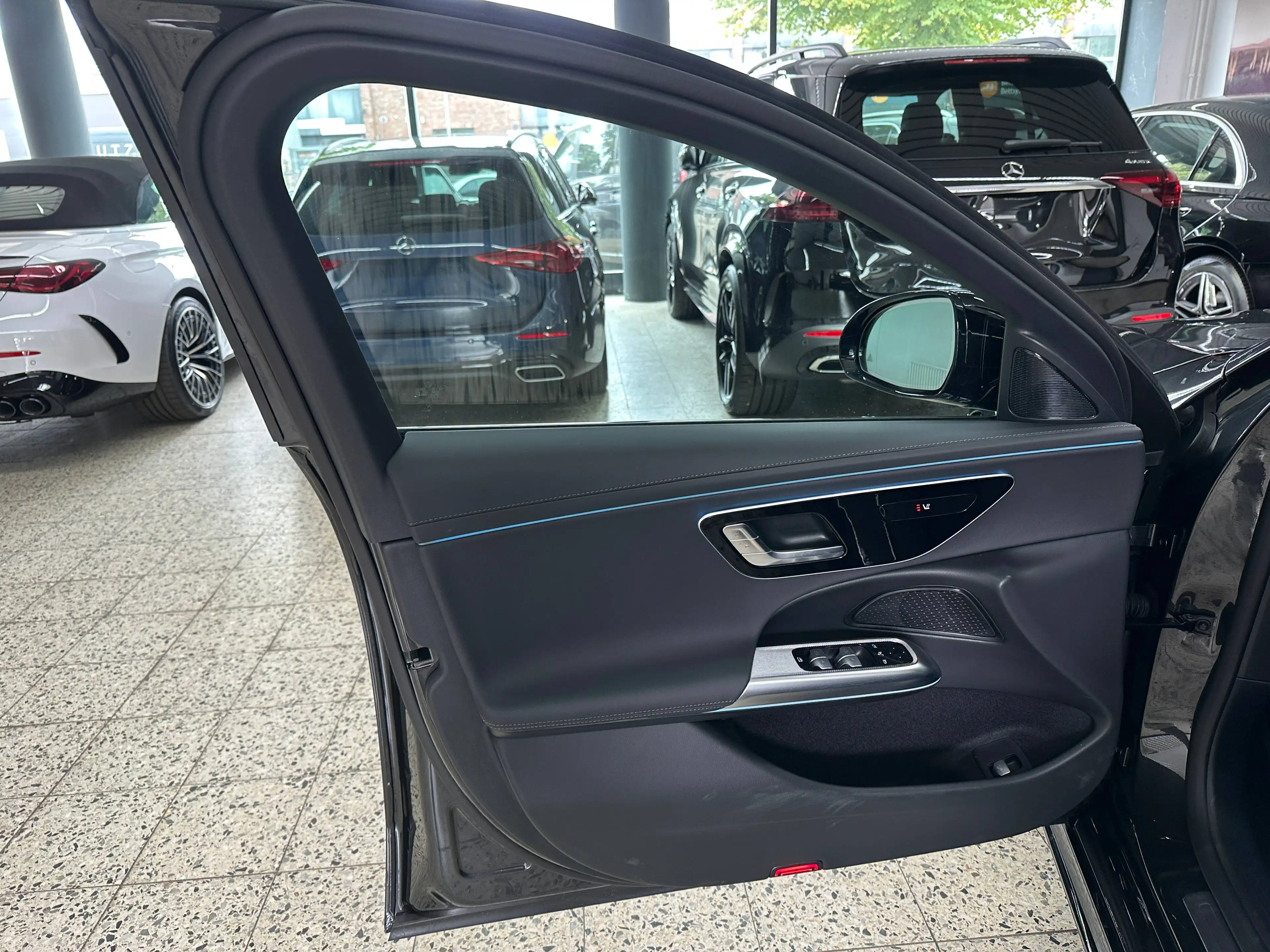 Mercedes-Benz E 200 T AMG Line + NIGHT Paket NAV/LED/AHK/DISTR/TW/SHZ/PTS/SPUR/LMR19" — photo 10