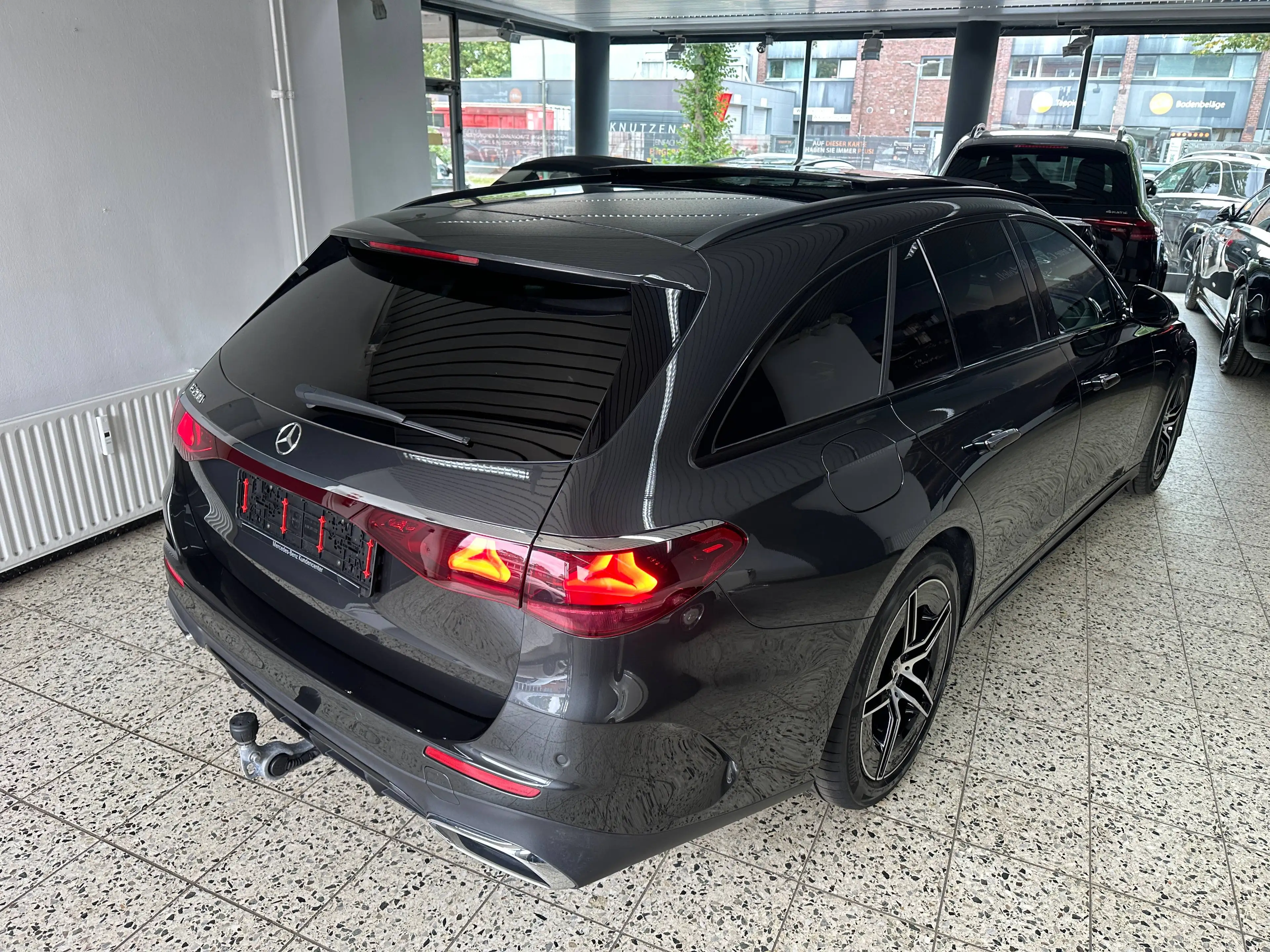 Mercedes-Benz E 200 T AMG Line + NIGHT Paket NAV/LED/AHK/DISTR/TW/SHZ/PTS/SPUR/LMR19" — photo 4