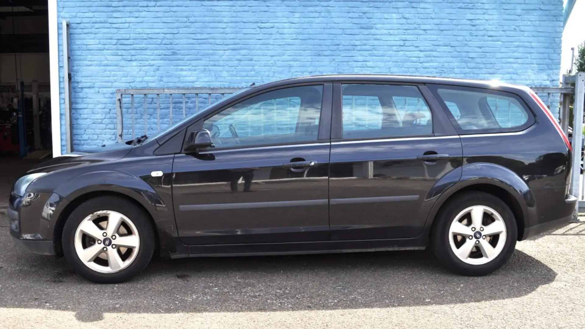 Ford Focus Wagon 1.6-16V Futura Zwart - 2
