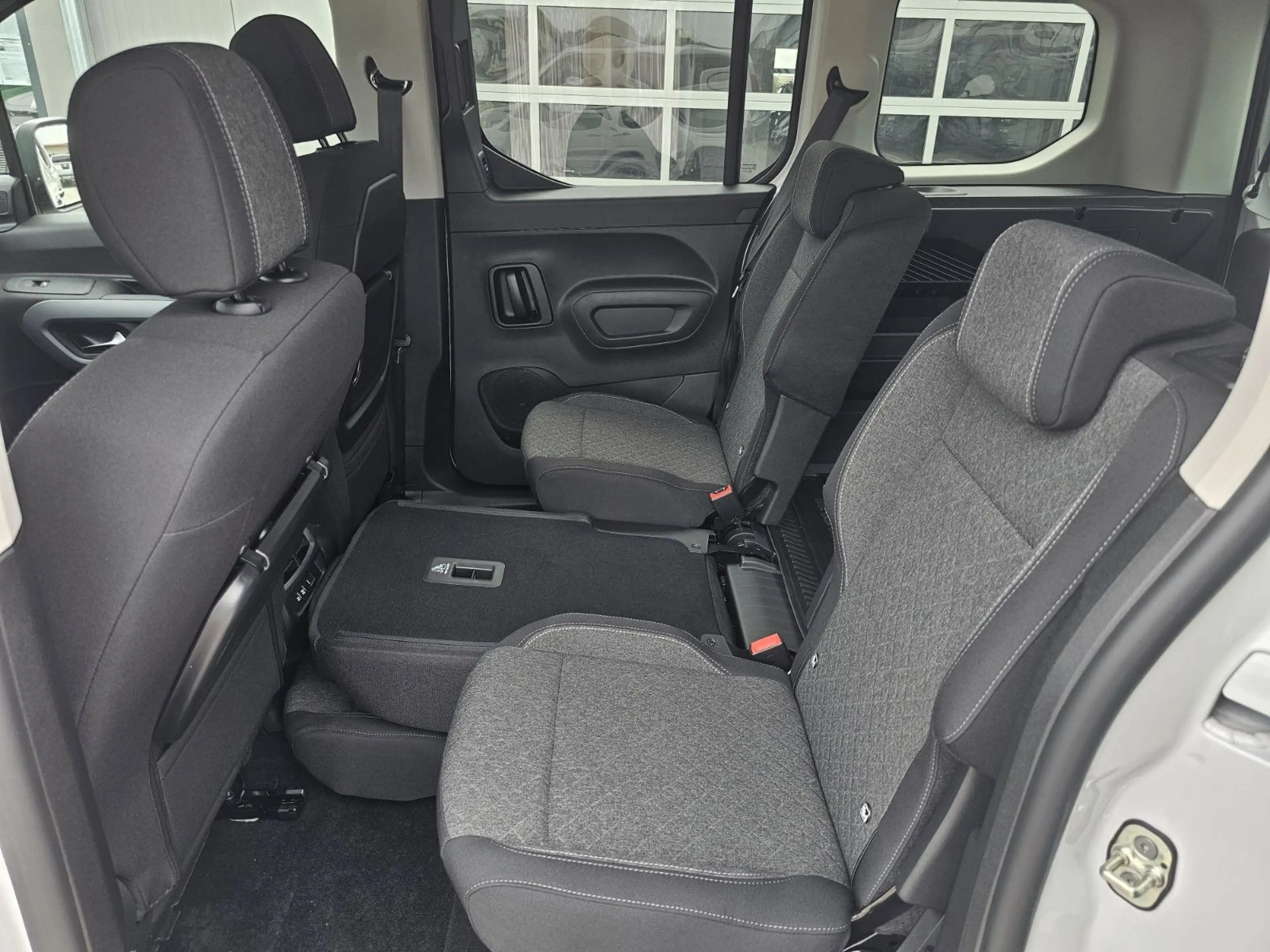 Opel Combo 1.5 Diesel Automatik Edition 5-Sitzer*PKW* — photo 23