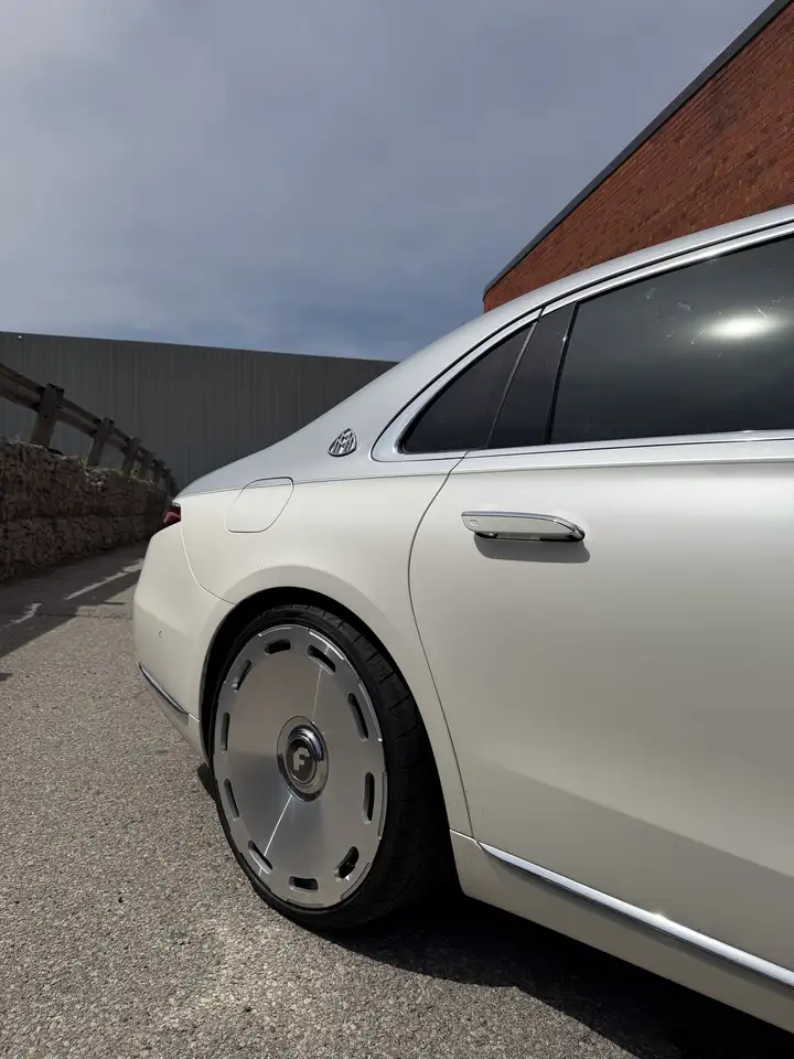 Mercedes-Benz S-Class снимка Mercedes-Benz S-Class