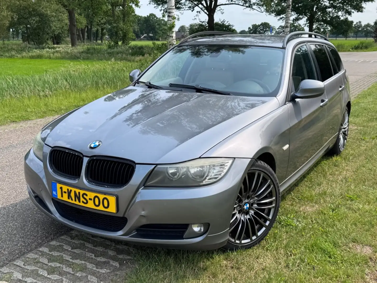 BMW 318d Touring / LEDER / NAVI / 18 INCH / 2009 Šedá - 1