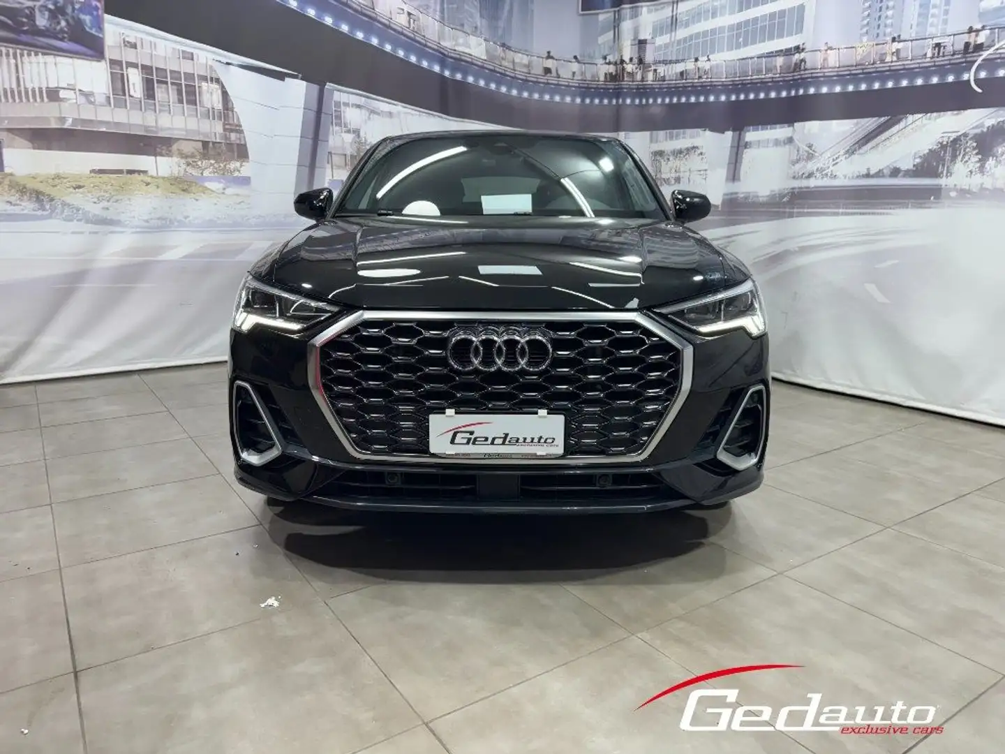 Audi Q3 SPB 35 TDI S tronic S line edition MATRIX LED NAVI Zwart - 1