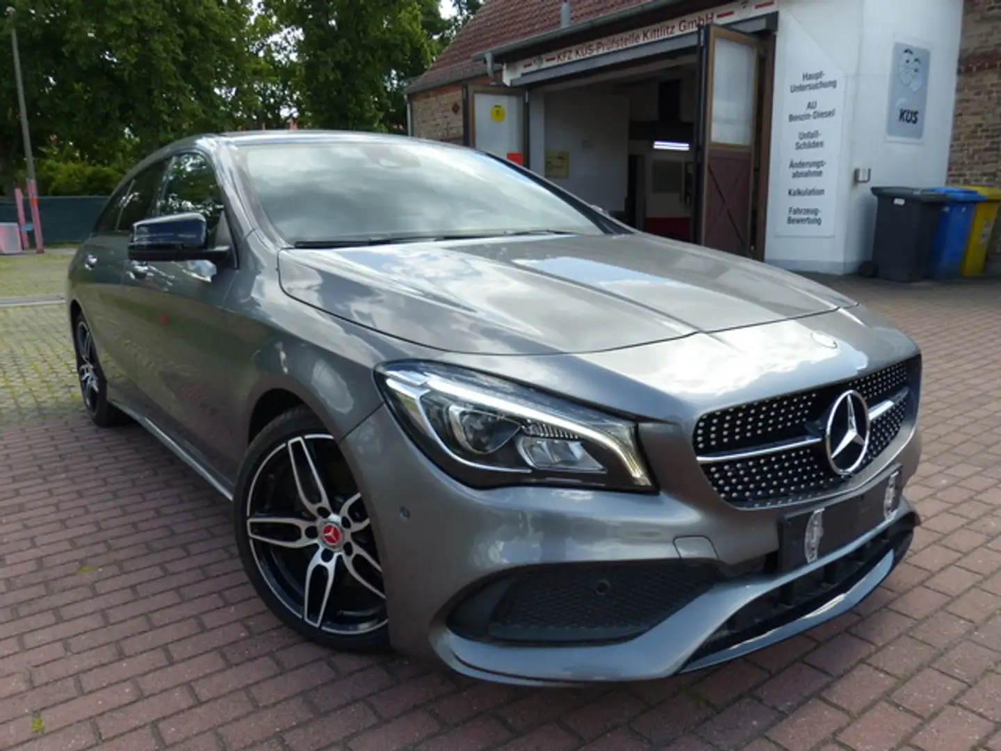 Mercedes-Benz CLA 220 Shooting Brake 4MATIC  AMG Line Grigio - 2