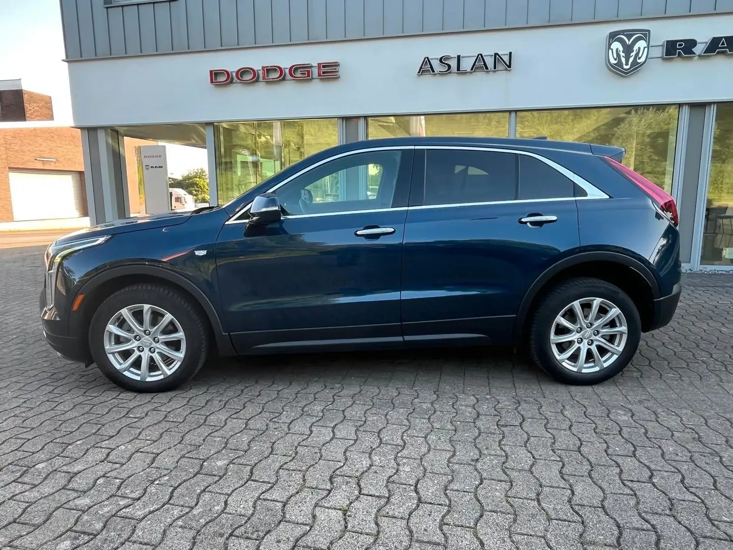 Cadillac XT4 Luxury AWD Bleu - 2