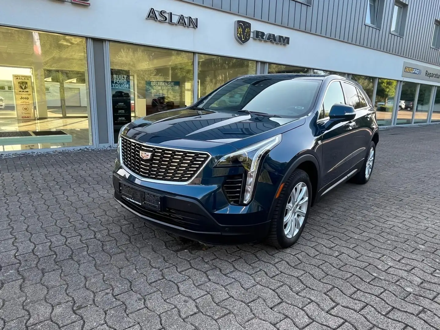 Cadillac XT4 Luxury AWD Bleu - 1
