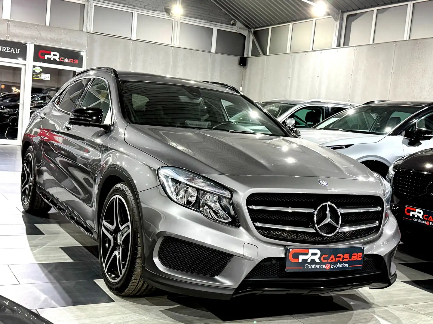 Mercedes-Benz GLA 180 Pack Amg Pack Night 1e Main Etat Neuf Full Hist. Grijs - 2