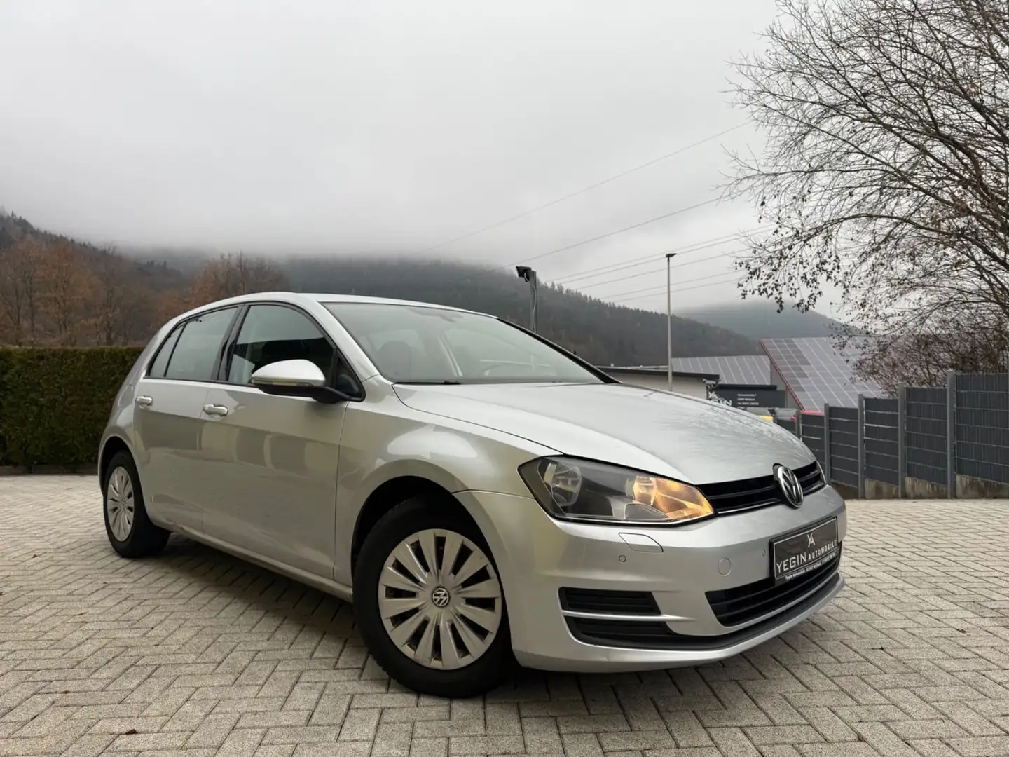 Volkswagen Golf VII Lim. Trendline BMT Sitzheizung-Klima Silber - 1