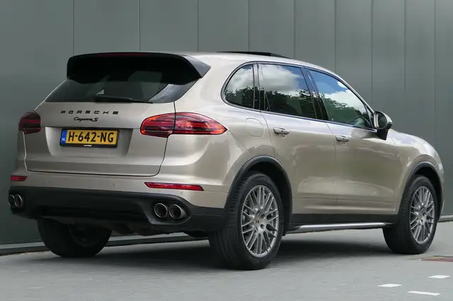 Porsche Cayenne view 2