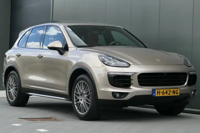 Porsche Cayenne view 15