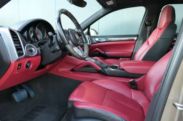Porsche Cayenne view 3