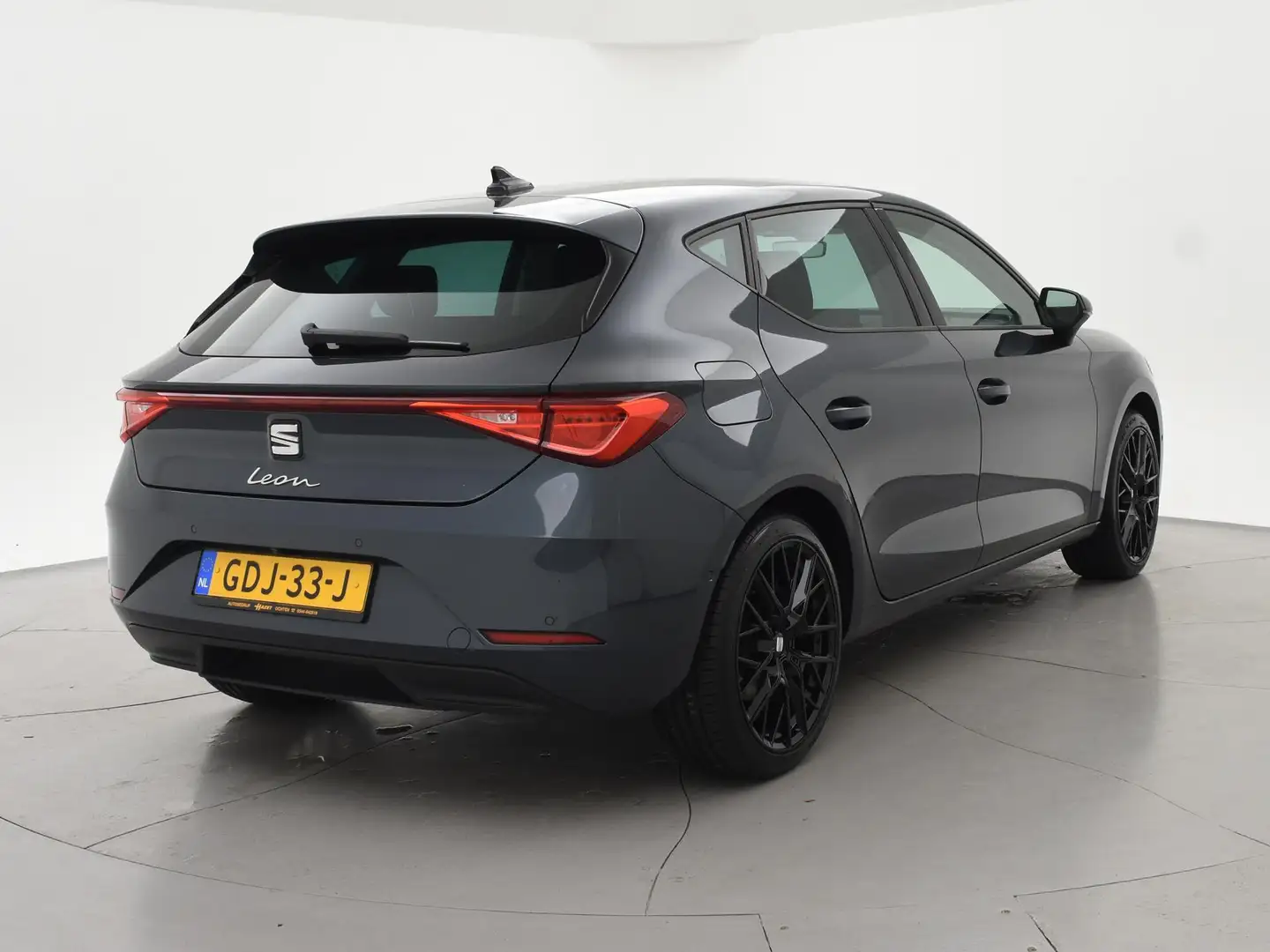 SEAT Leon 1.0 TSI STYLE INTENSE + WEGKL. TREKHAAK | VIRTUAL Grijs - 2