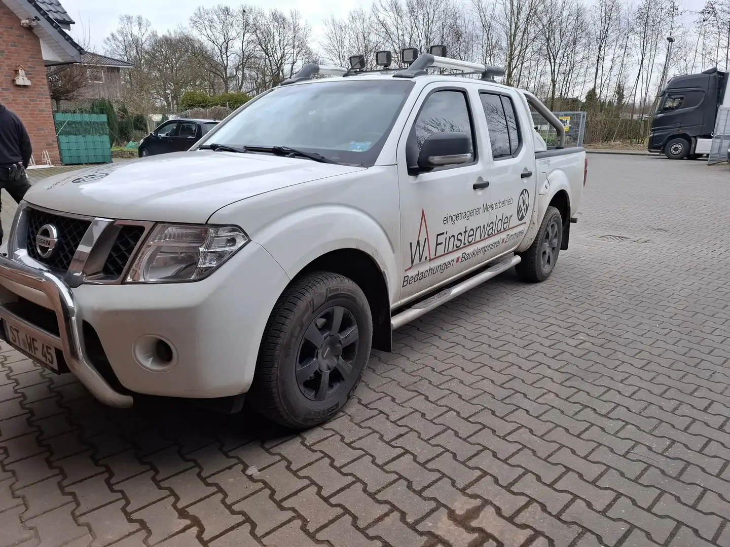 Nissan Navara Nisan Navara Double Cab XE 4x4 White - 1