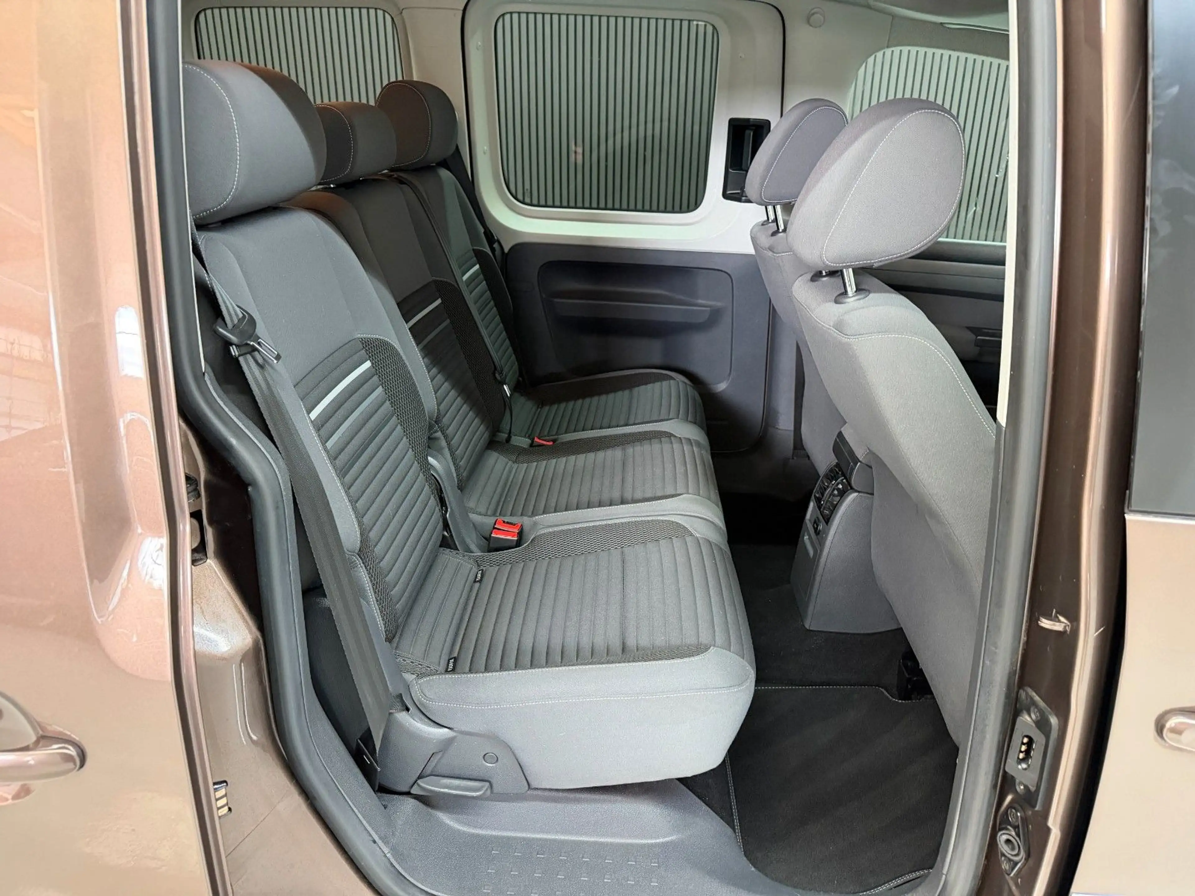 Volkswagen Caddy 1.2TSI Kombi Team Edition Sitzheizung Navi — photo 14