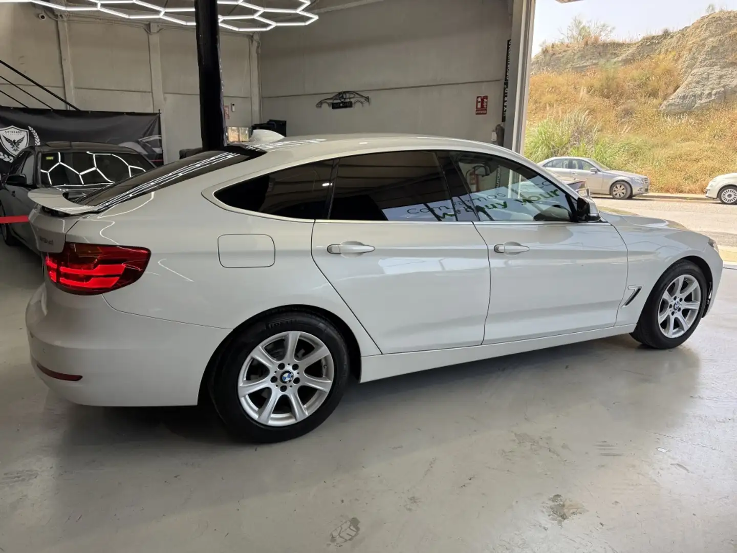 BMW 318 318dA Gran Turismo Sport Weiß - 2