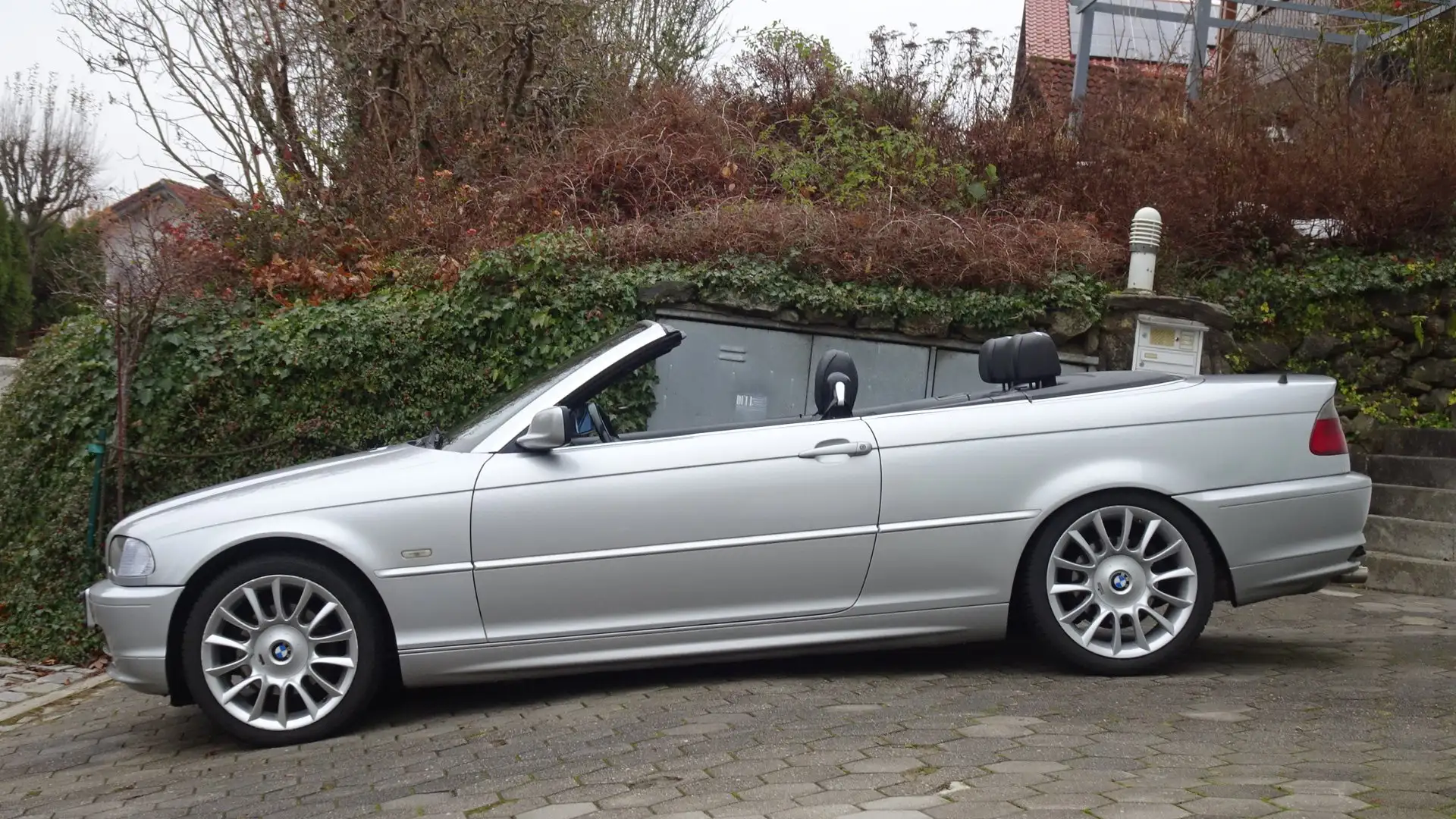 BMW 320 i Cabrio 6-Zylinder *VOLLLEDER * KLIMA *18" *NAVI Silber - 2