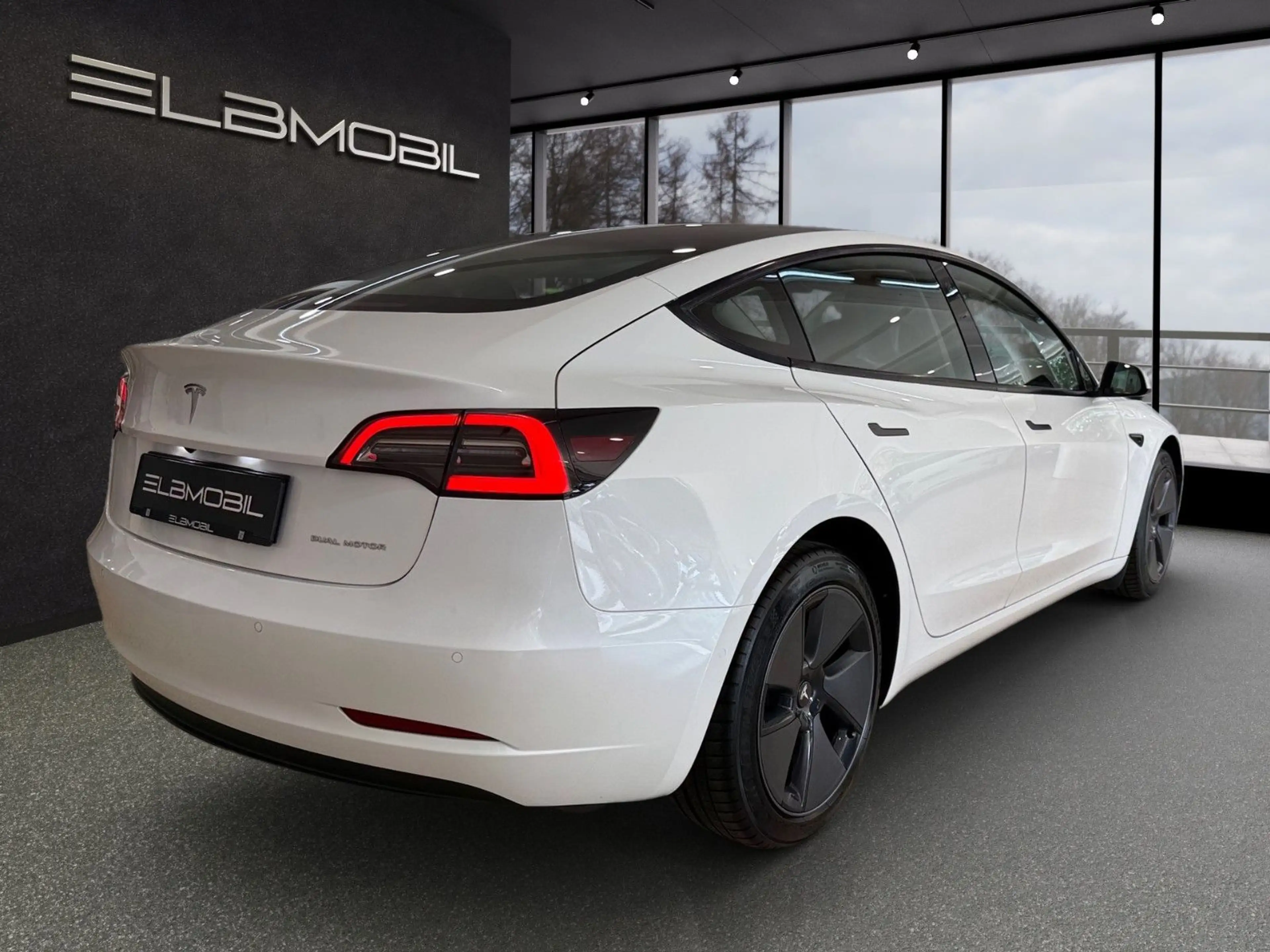 Tesla Model 3 Long Range Dual Motors AWD *1 H* — photo 6