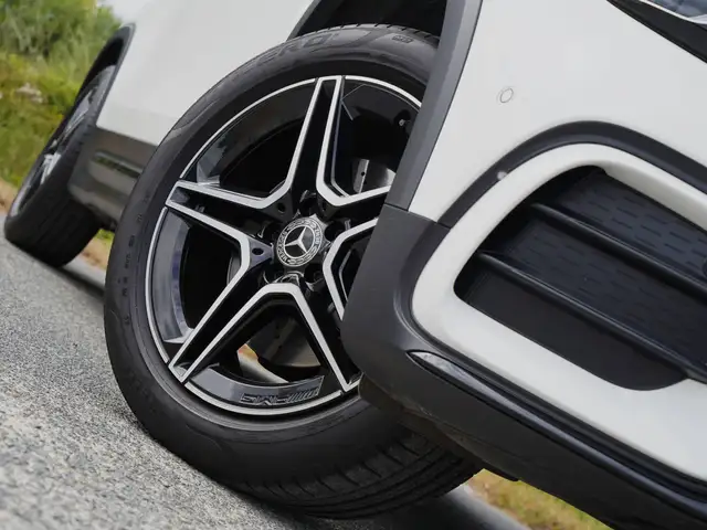 Mercedes-Benz GLB view 3