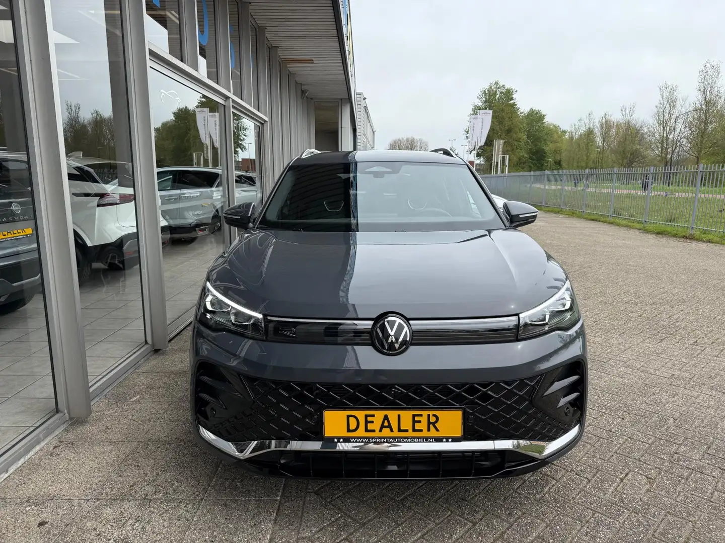 Volkswagen Tiguan 1.5 eTSI R-Line Edition 150PK / TREKHAAK / EIEKTRI Grigio - 2