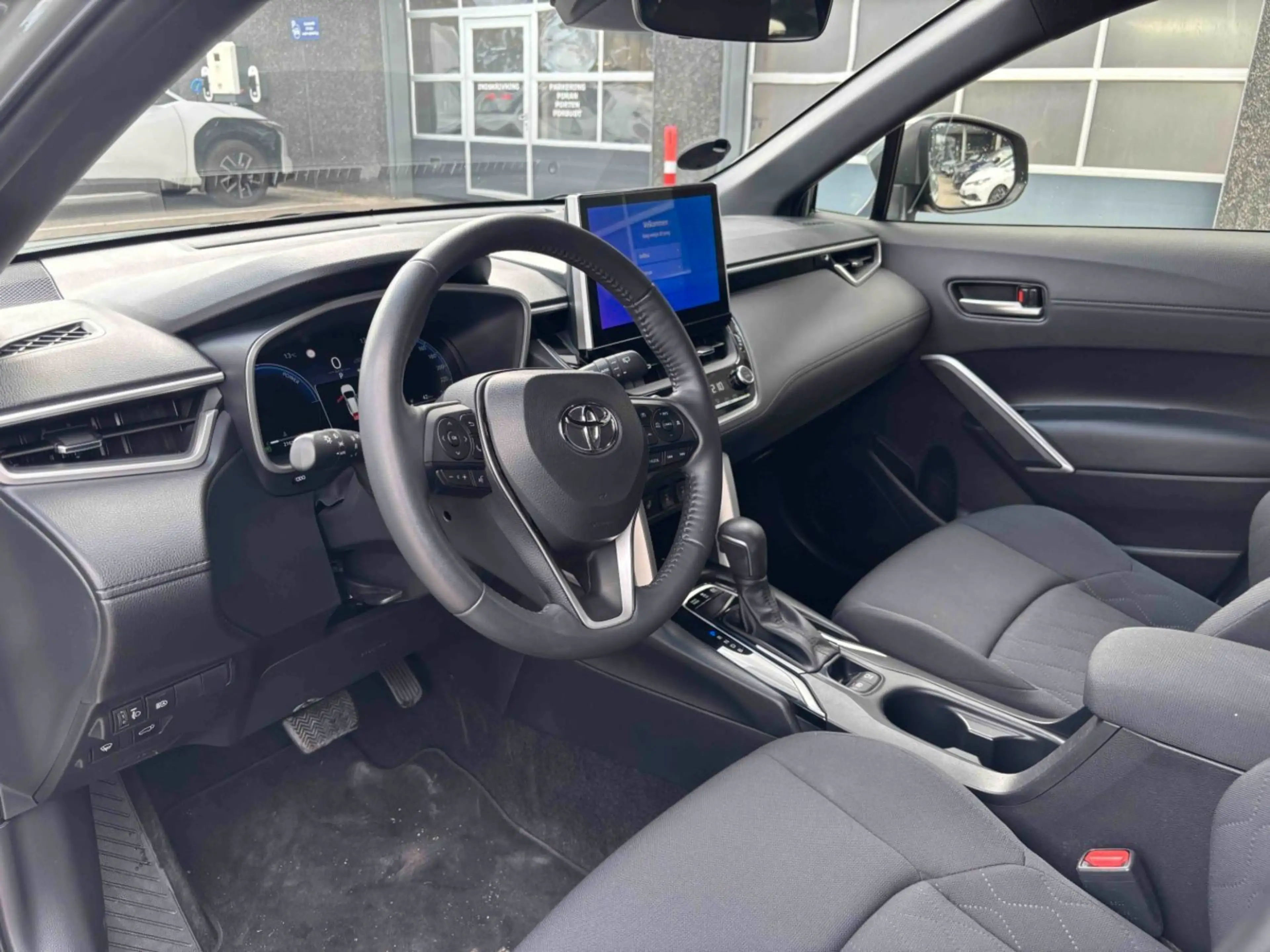 Toyota Corolla Cross 1.8 Hybrid Style Comfort BSM+AHK — photo 4