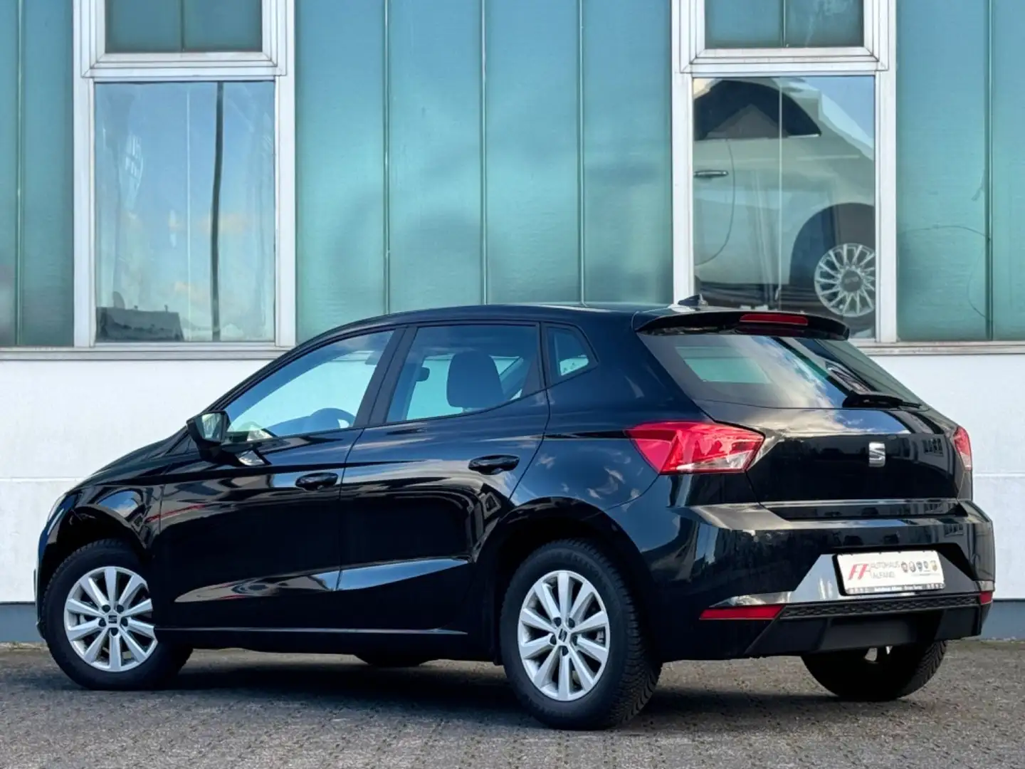 SEAT Ibiza Style NAVI CARPLAY SITZH PDC ALLWETTER Schwarz - 2