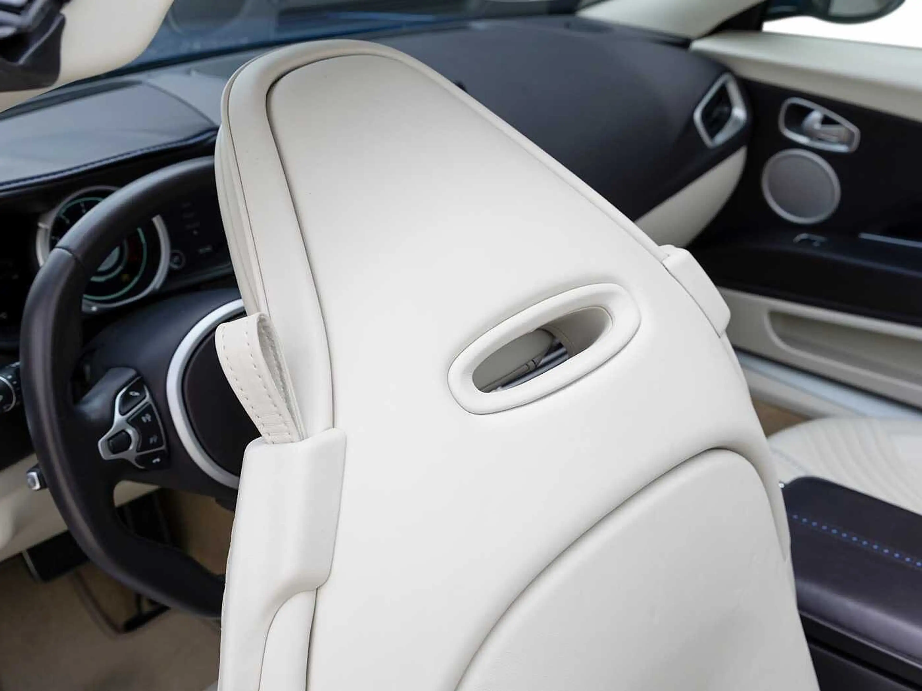 Aston Martin DB11 Volante -Plasma Blue- — photo 21