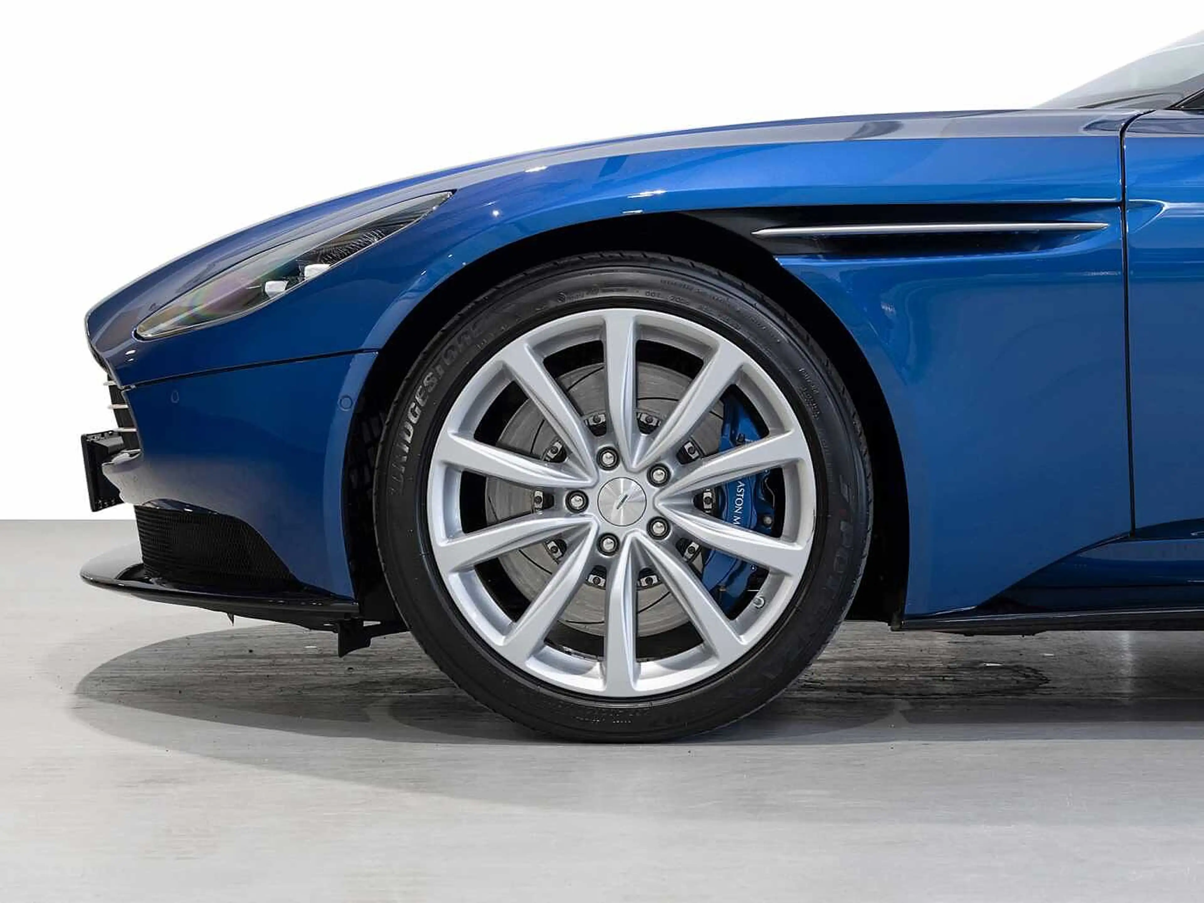 Aston Martin DB11 Volante -Plasma Blue- — photo 12