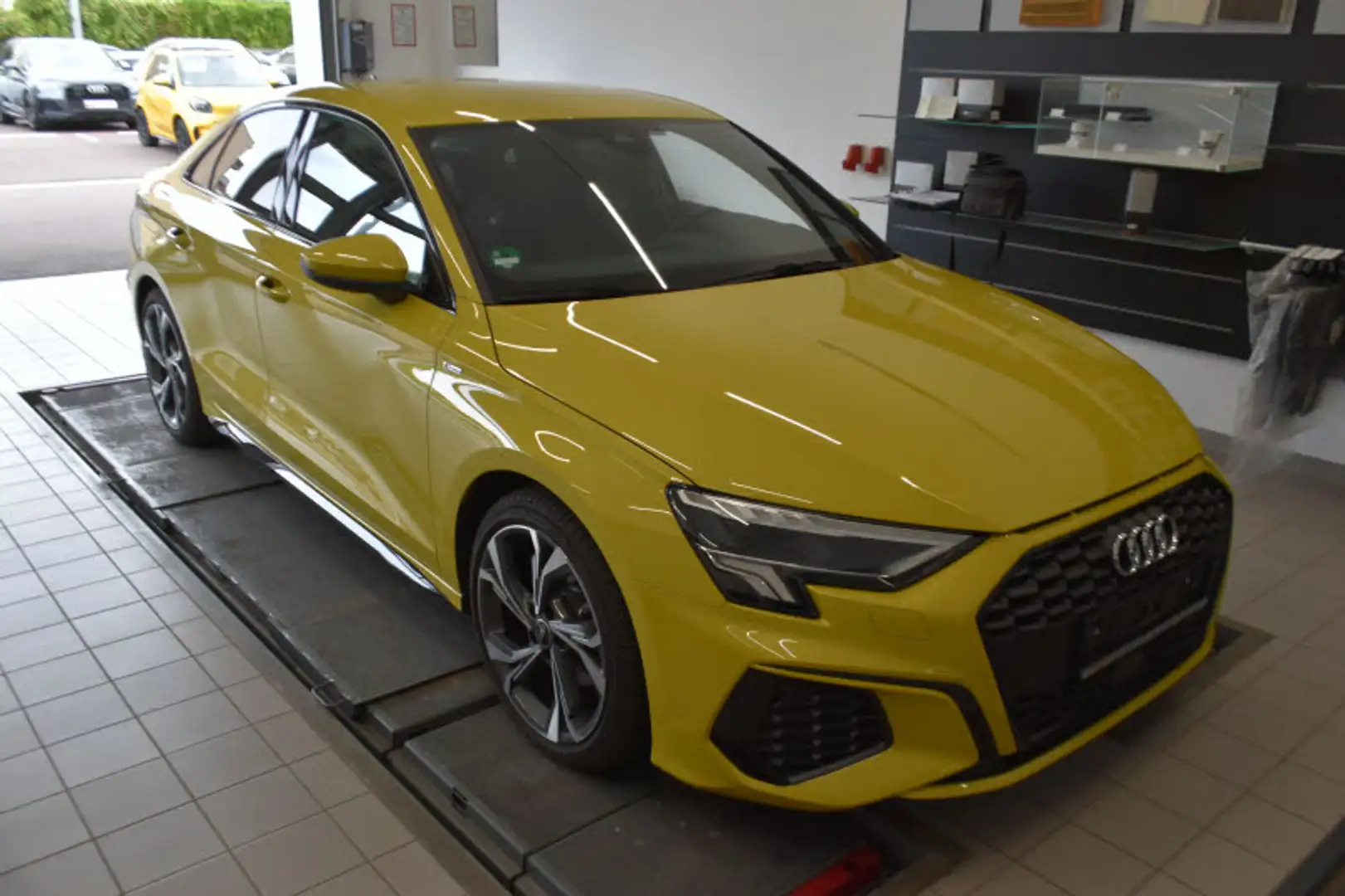 Audi A3 Limousine 30 TFSI S line LED VIRTUAL LM18 Gelb - 2