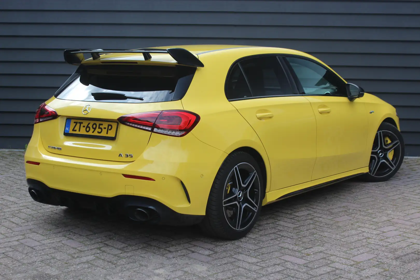 Mercedes-Benz A 35 AMG 4MATIC - WIDESCREEN - ALCANTARA - CARPLAY - CAMERA Jaune - 2