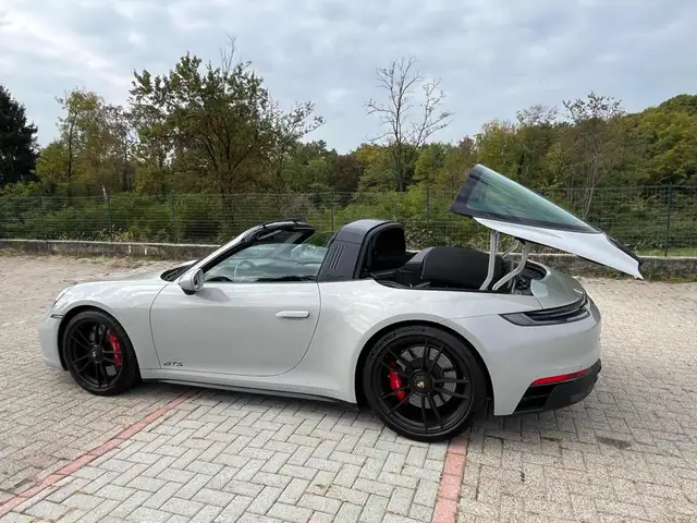 Porsche 992 view 2