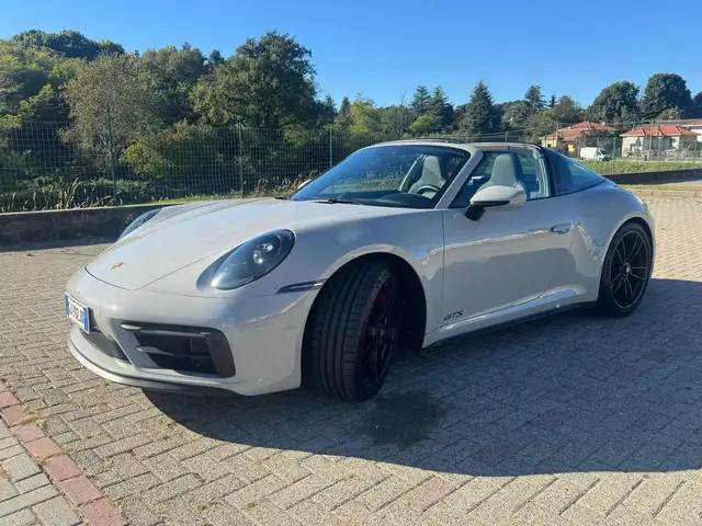 Porsche 992 view 3