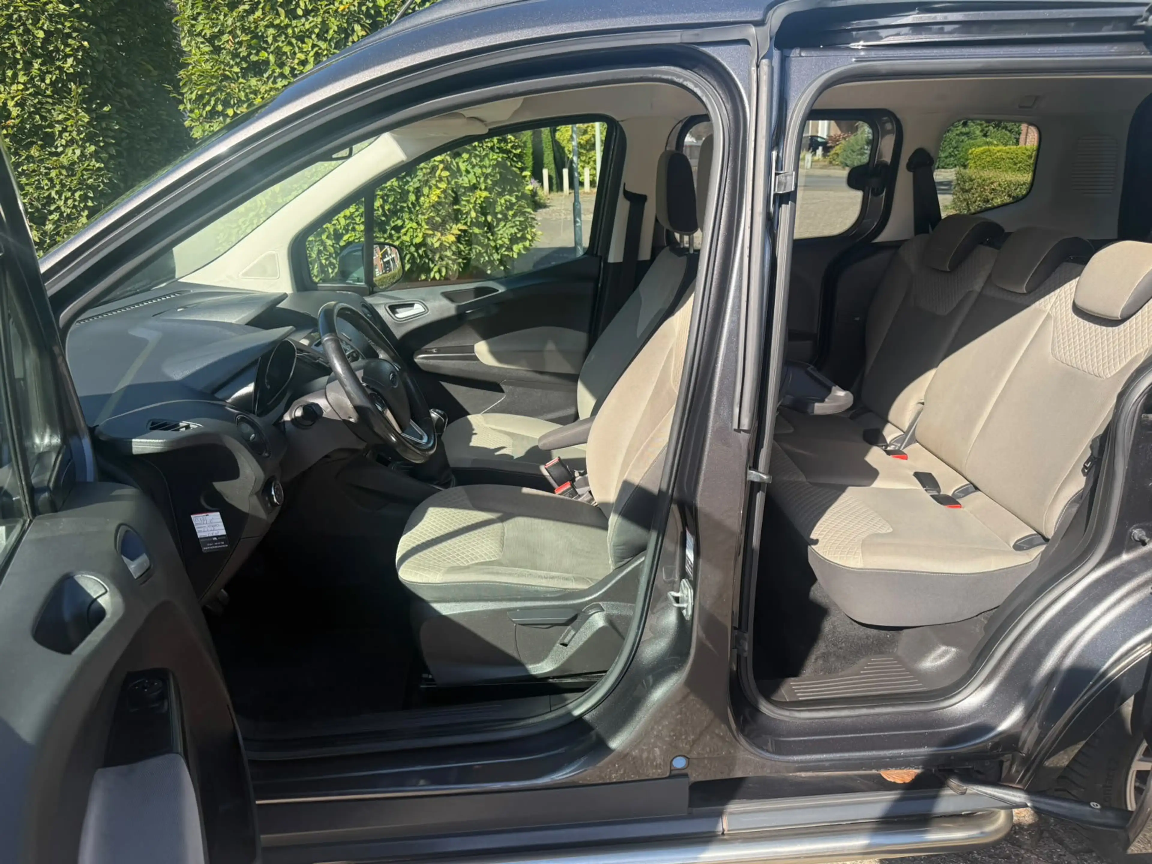 Ford Tourneo Courier 1.0 Titanium — photo 9