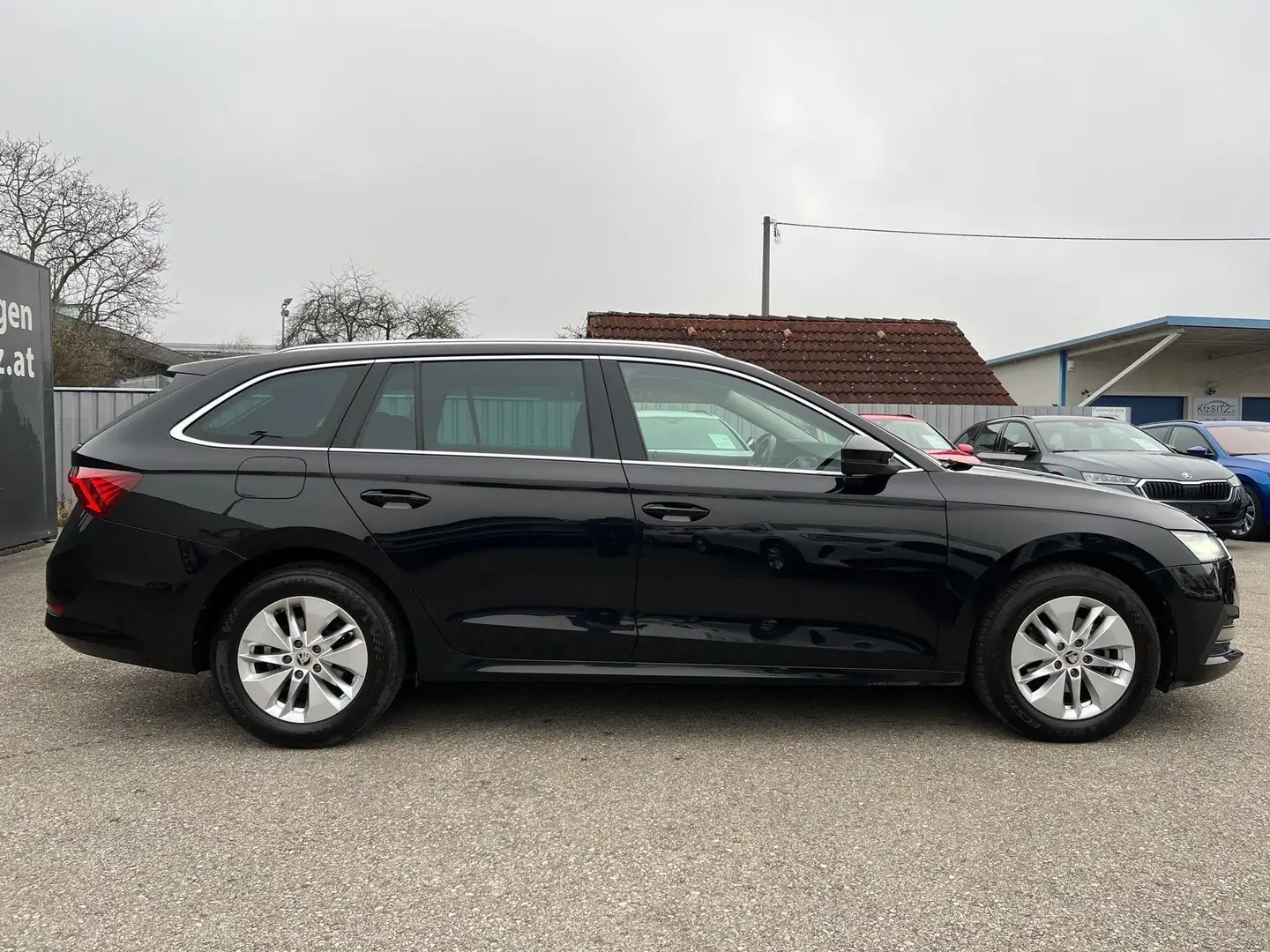 Skoda Octavia Combi 2,0 TDI Ambition DSG Schwarz - 2