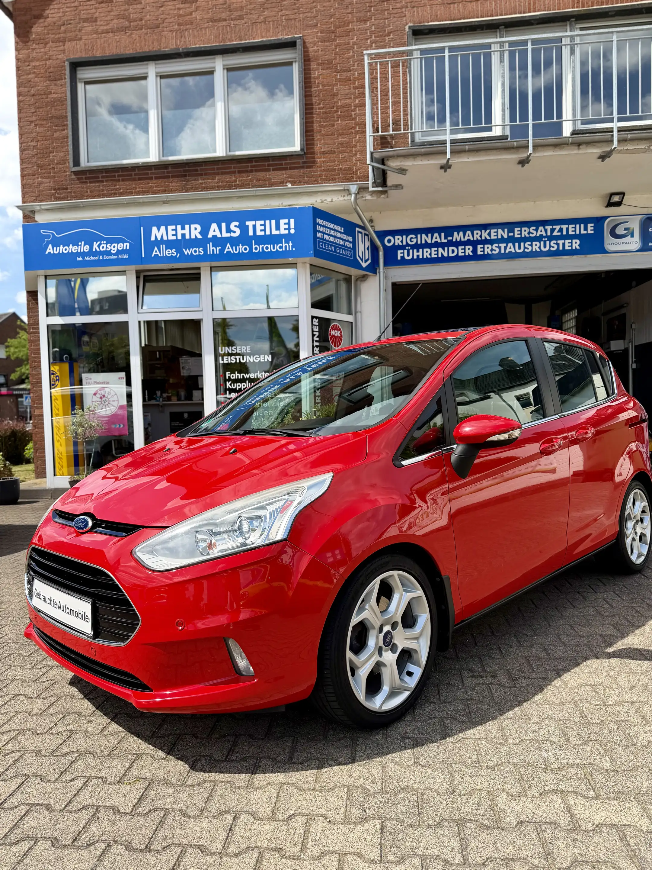 Ford B-Max Titanium *PanoDach*PDC*8Fach*Klimaaut.*ZahnriemenFrisch