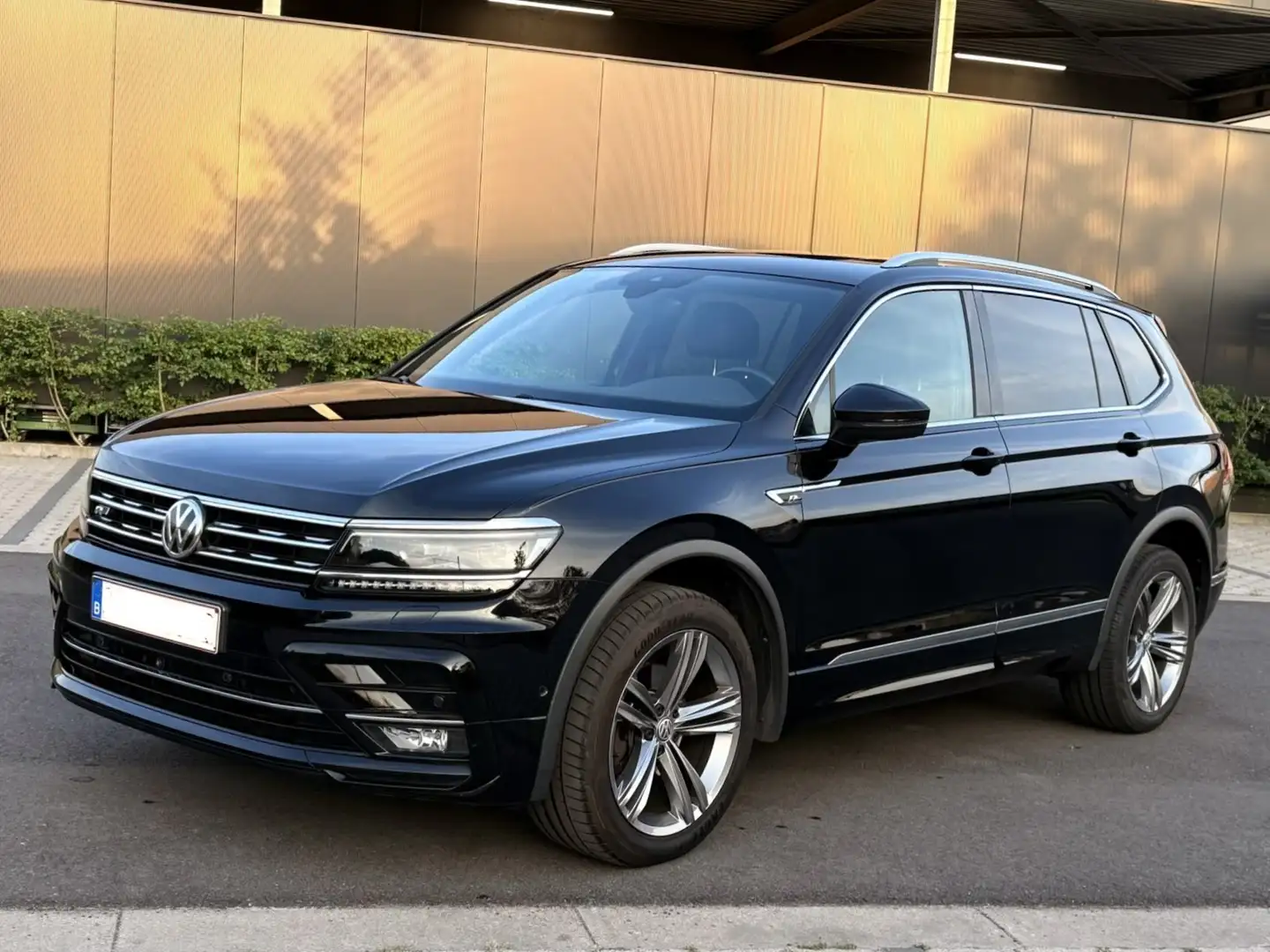 Volkswagen Tiguan Allspace 2.0 TDI DSG R-line Leder 7-Zit Pano 360 Carplay Noir - 1