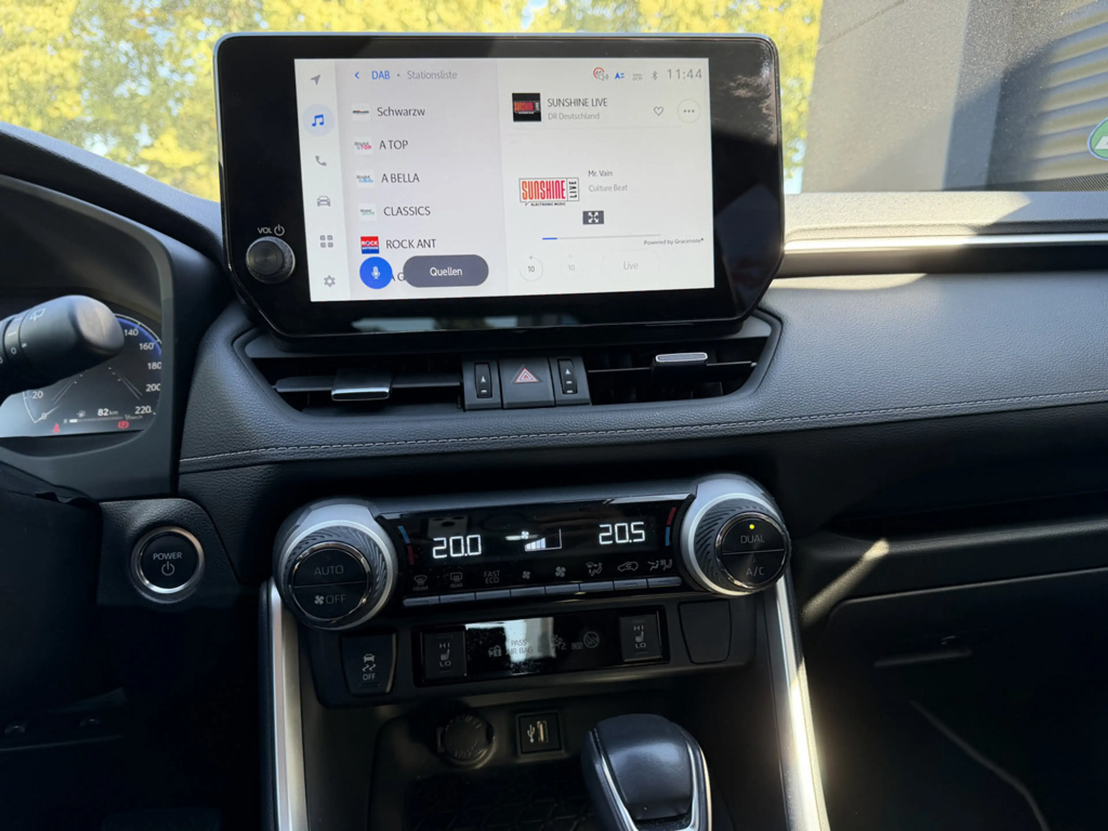 Toyota RAV 4 — photo 16