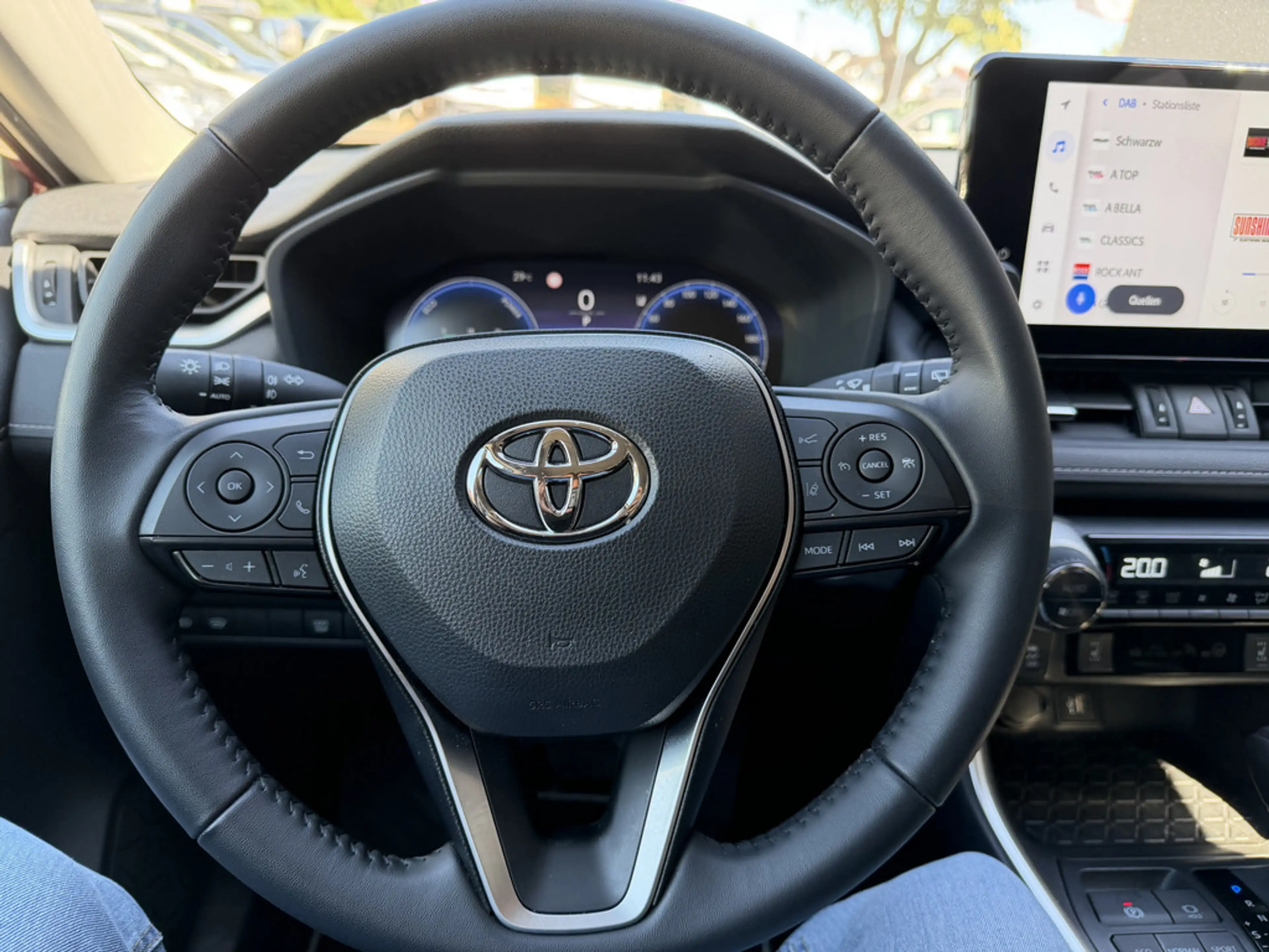 Toyota RAV 4 — photo 13