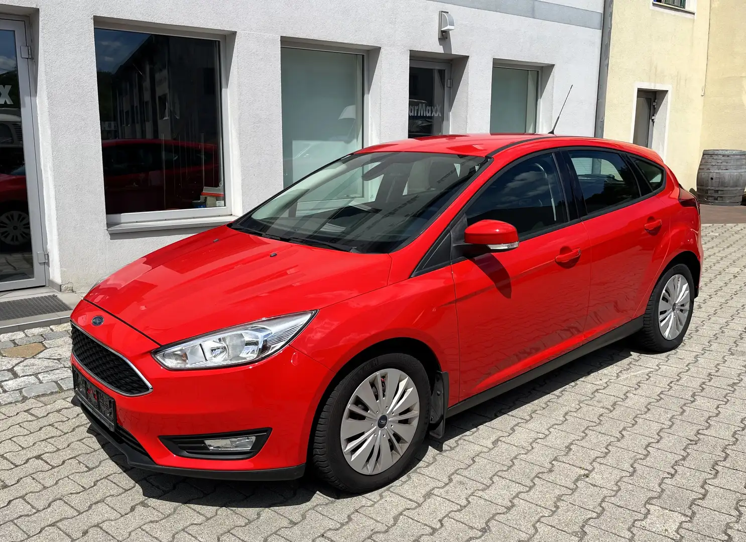 Ford Focus 1.0 EcoBoost, Klimaauto, Serviceheft, Erstbesitz Rot - 1