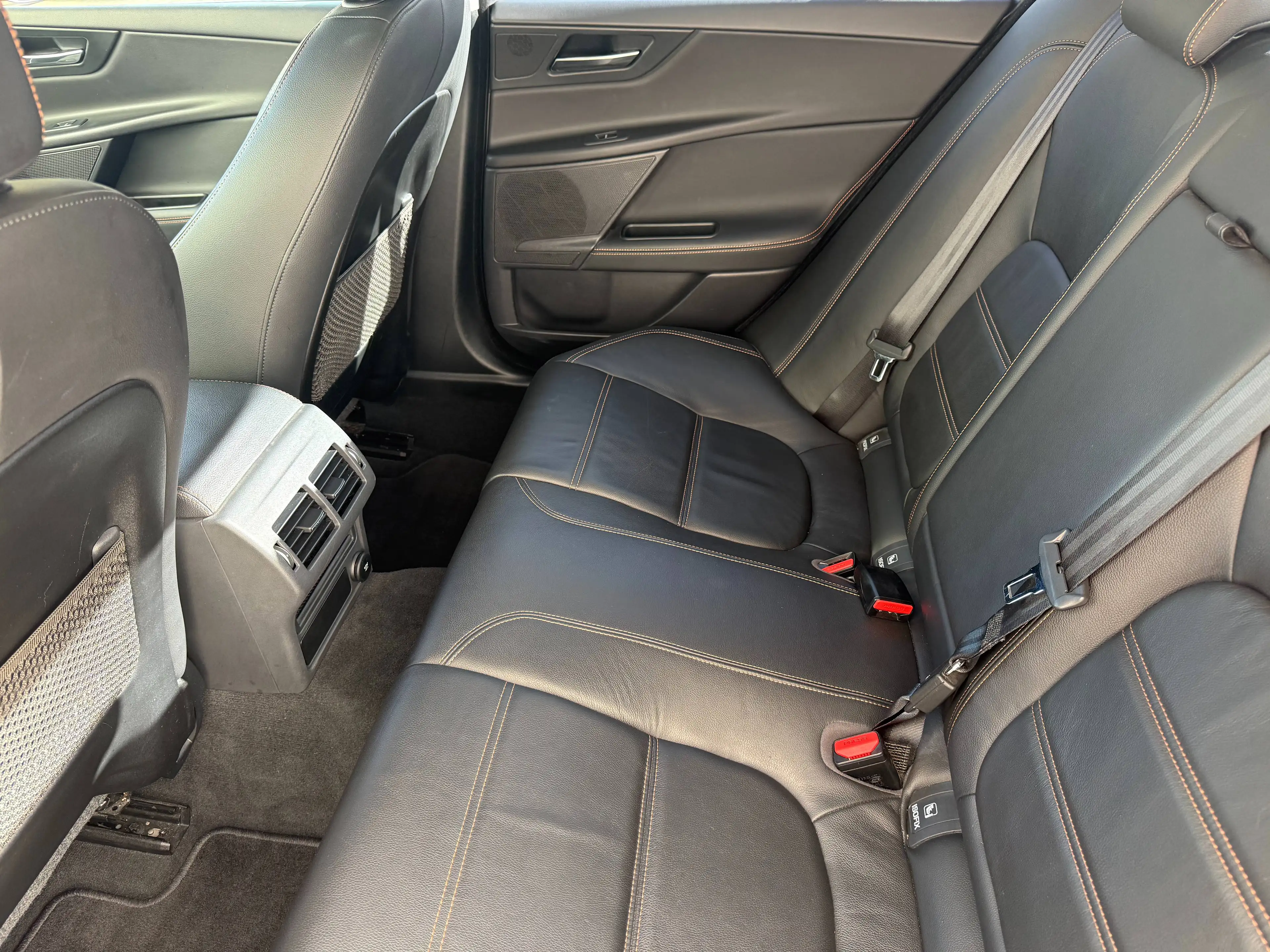 Jaguar XE XE 2.0 D Prestige (EU6.2) — photo 10