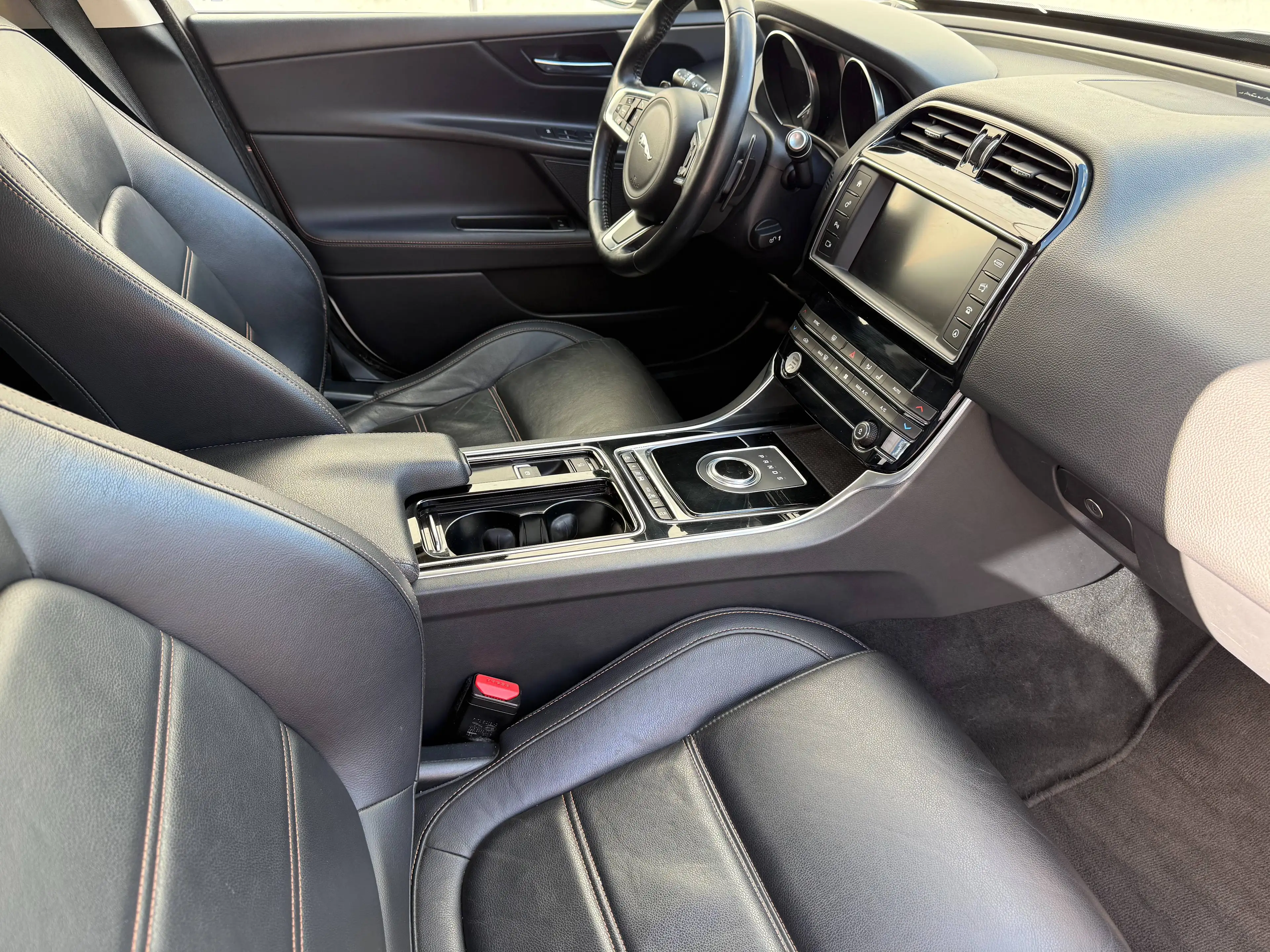 Jaguar XE XE 2.0 D Prestige (EU6.2) — photo 8