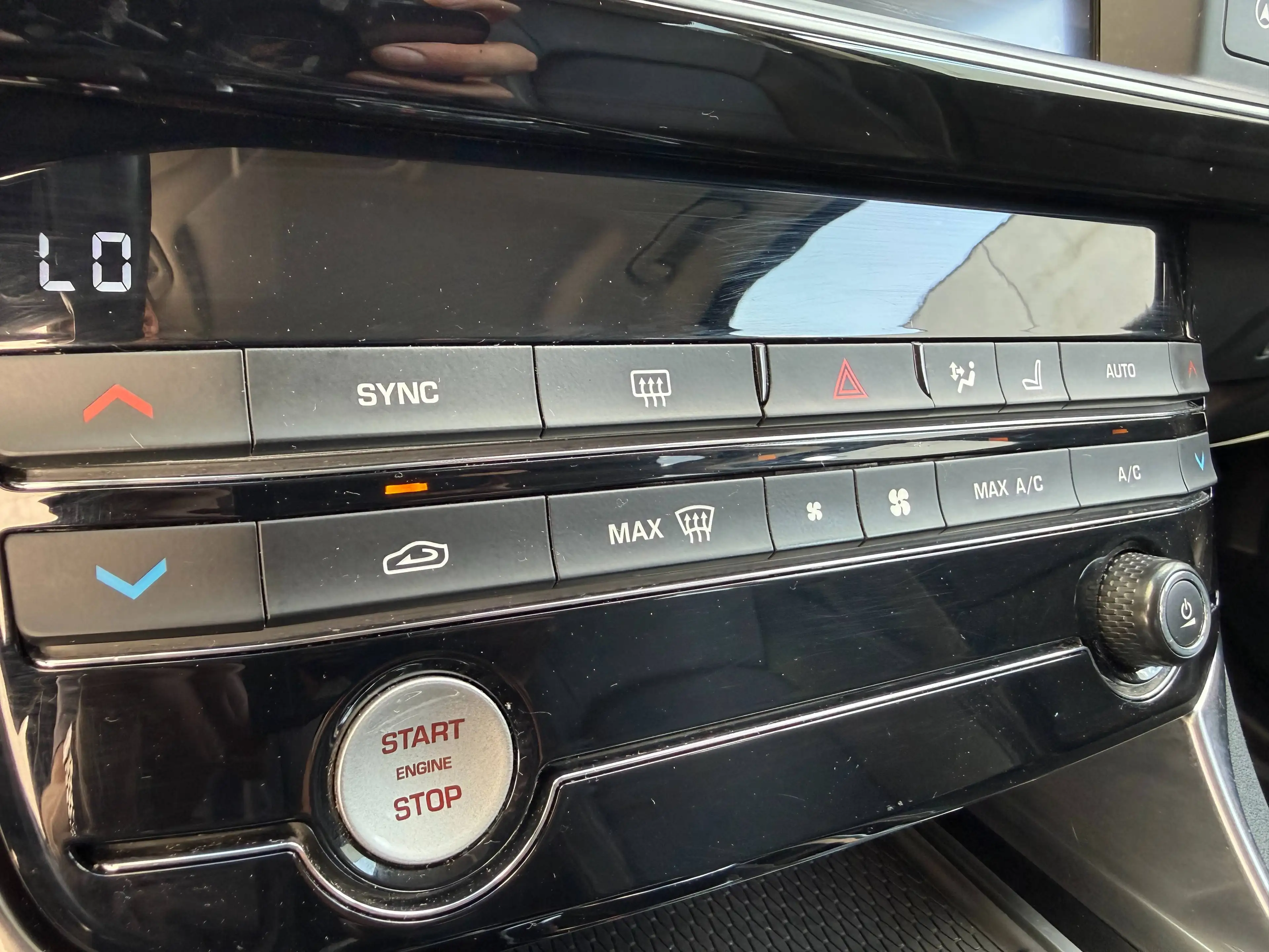 Jaguar XE XE 2.0 D Prestige (EU6.2) — photo 13