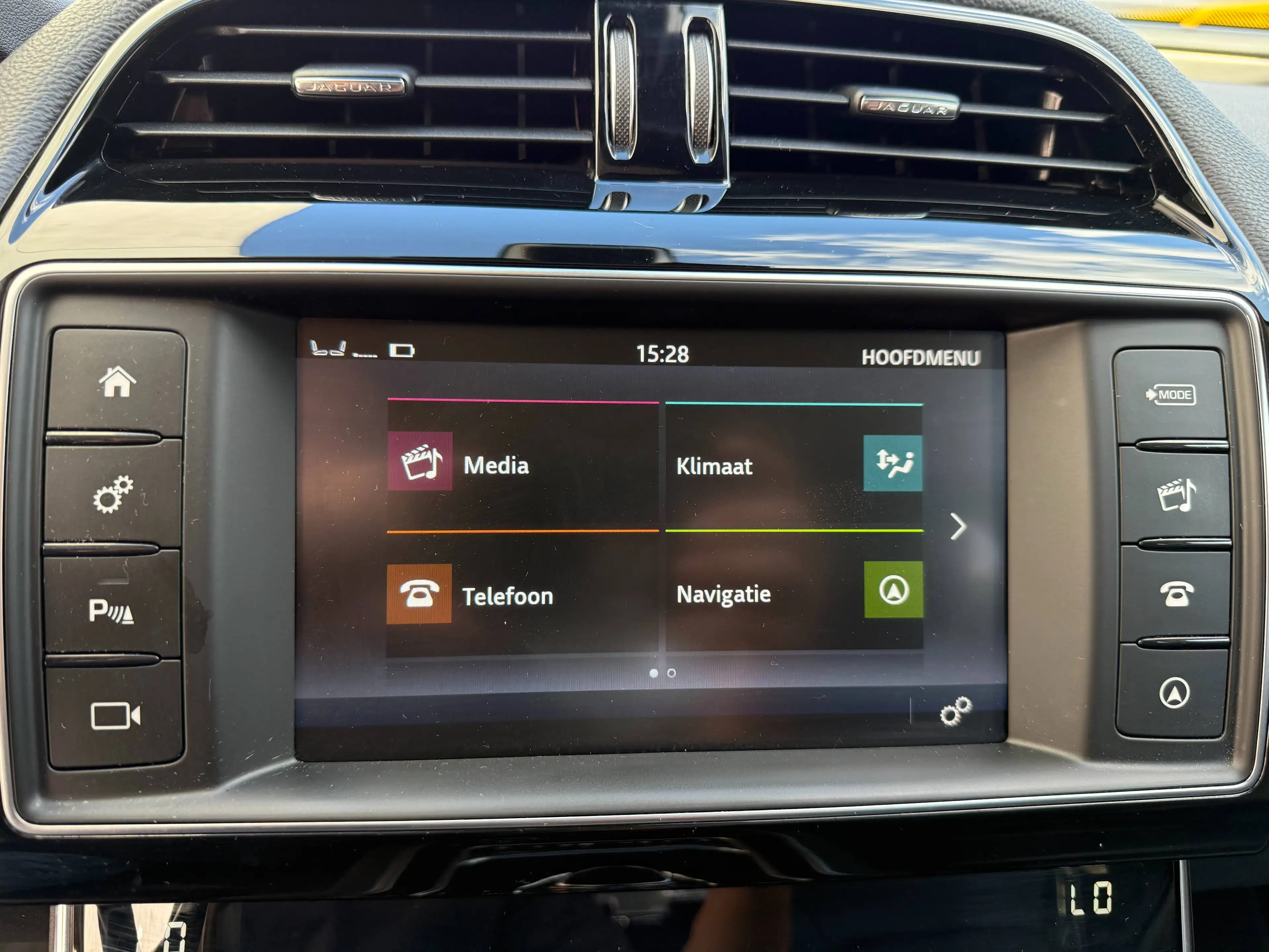 Jaguar XE XE 2.0 D Prestige (EU6.2) — photo 14