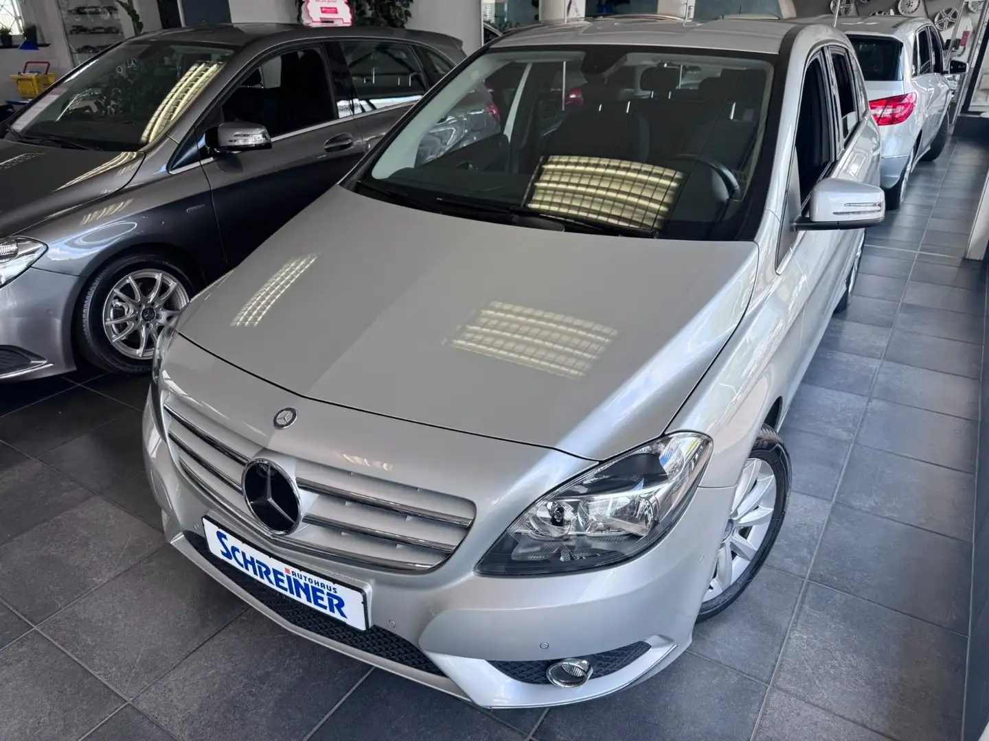 Mercedes-Benz B 180 Automatik*Park-Assistent+Kamera*Navi* Argent - 1