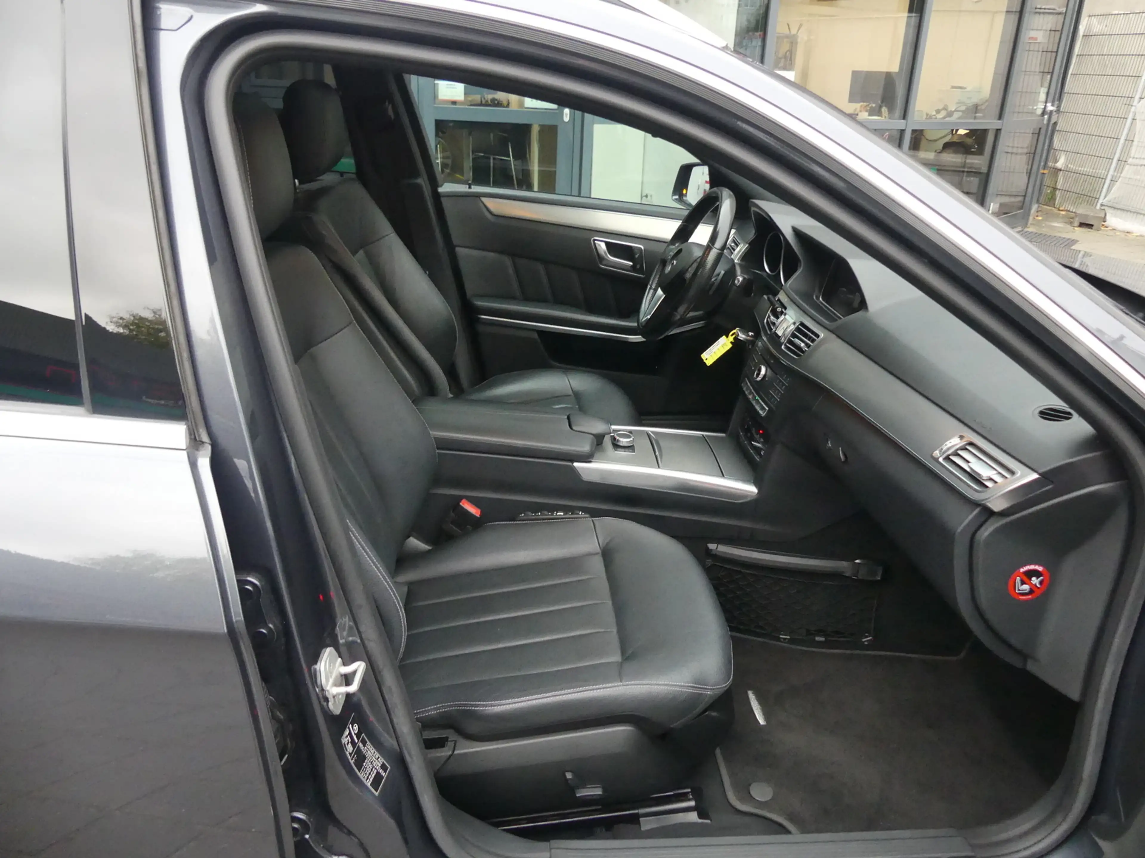 Mercedes-Benz E 300 T CDI BlueTech LED/STHZ/KAM/COMAND — photo 6