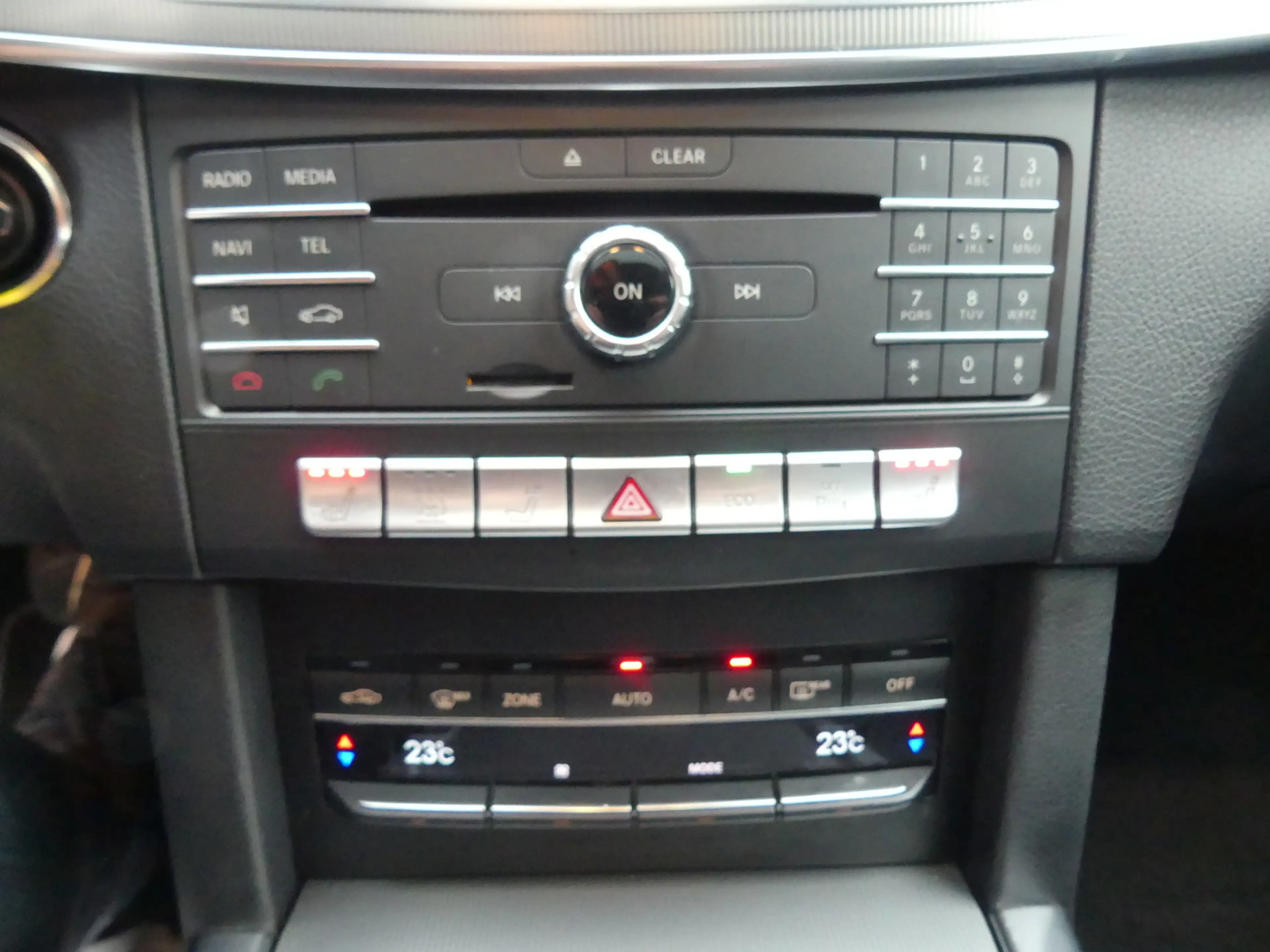 Mercedes-Benz E 300 T CDI BlueTech LED/STHZ/KAM/COMAND — photo 15